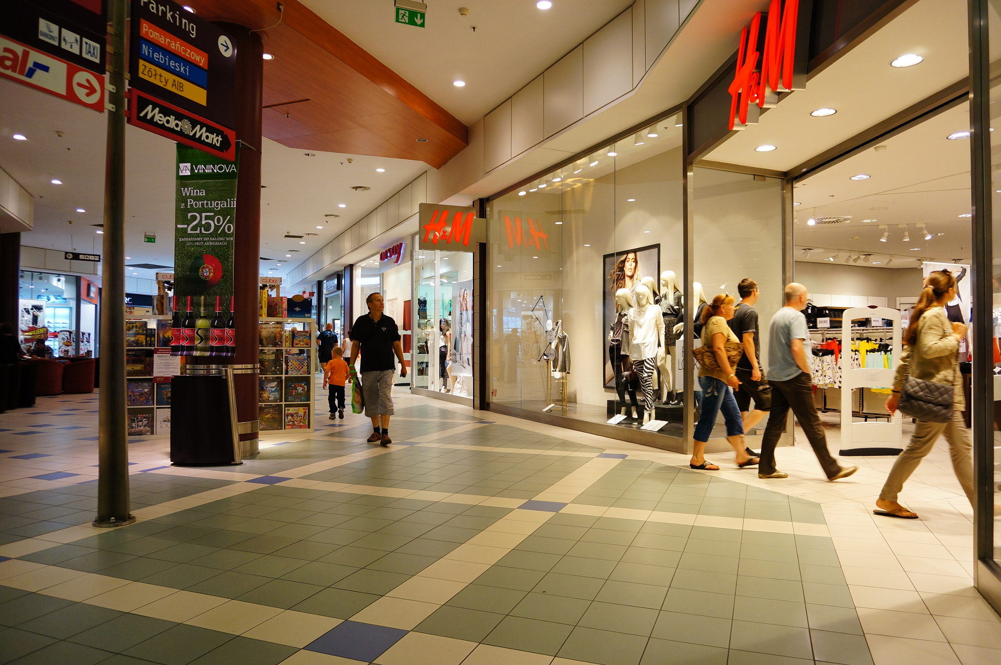 Sony E 16-50mm F3.5-5.6 PZ OSS sample photo. Shopping mall photography