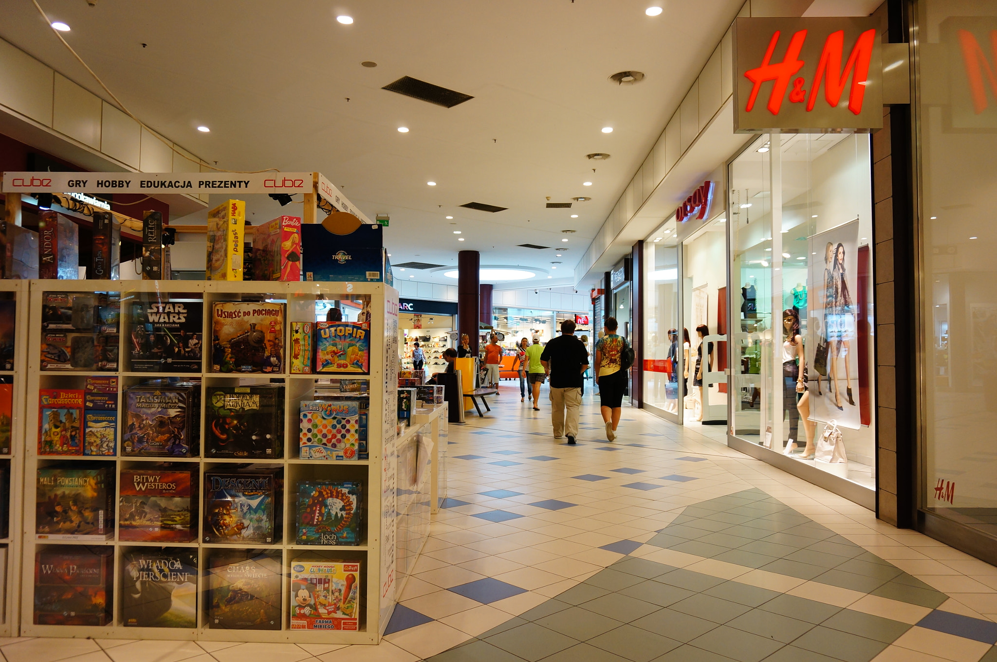 Sony E 16-50mm F3.5-5.6 PZ OSS sample photo. Shopping mall photography