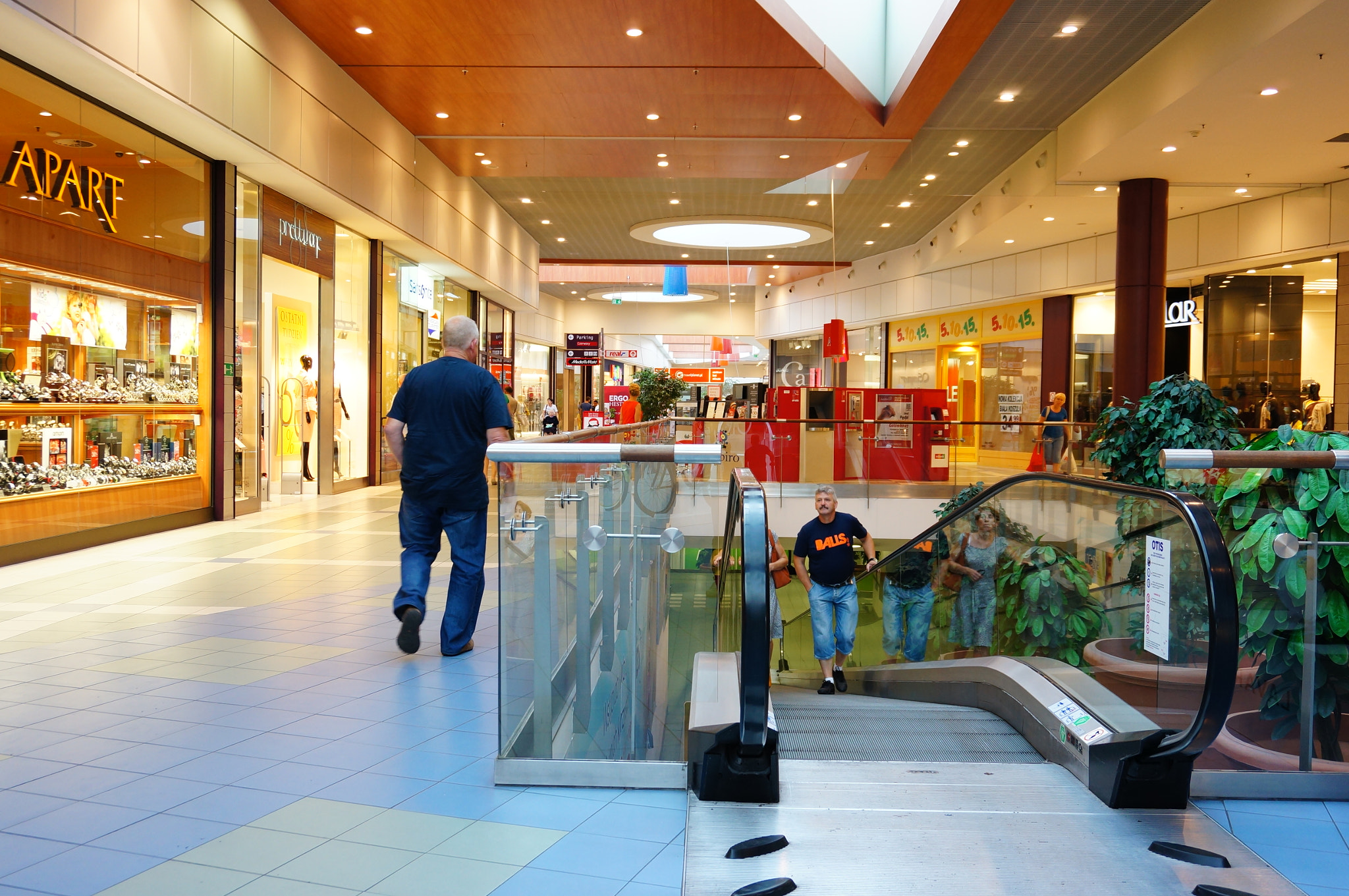 Sony E 16-50mm F3.5-5.6 PZ OSS sample photo. Shopping mall photography