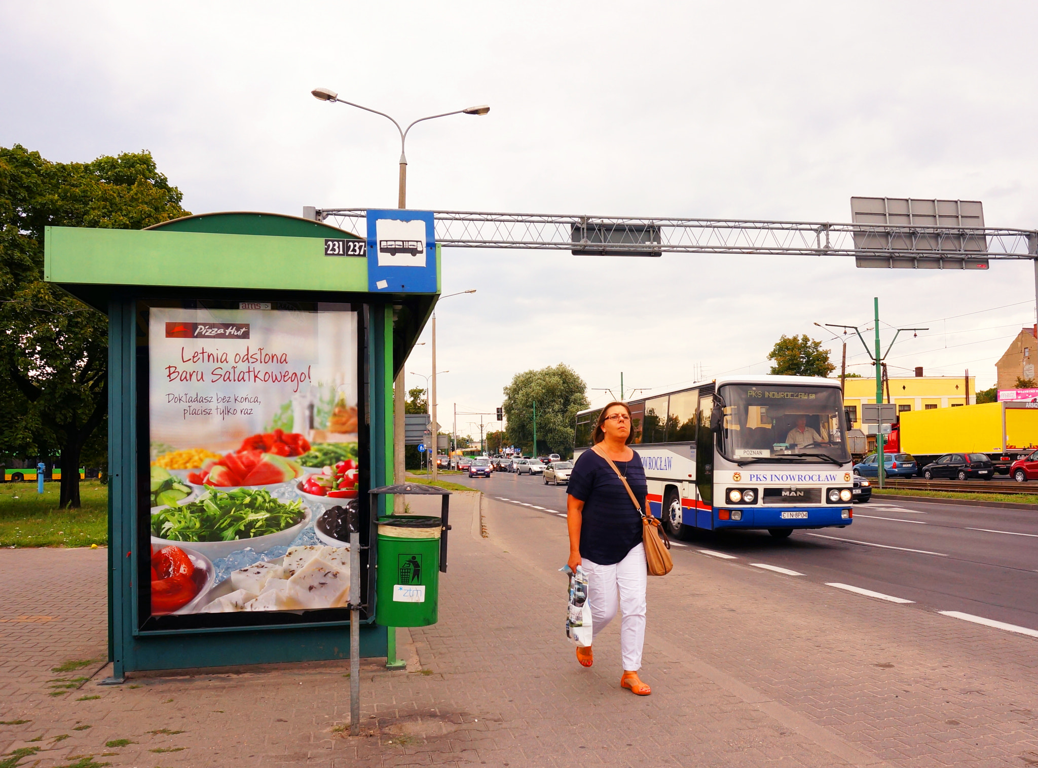 Sony E 16-50mm F3.5-5.6 PZ OSS sample photo. Bus stop photography