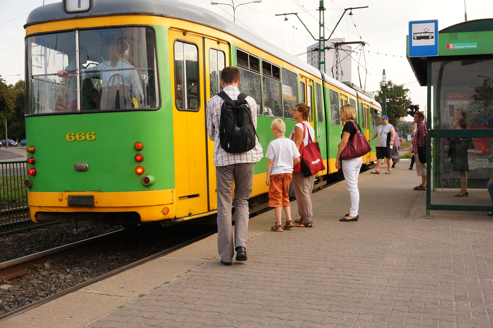 Sony Alpha NEX-5N + Sony E 18-50mm F4-5.6 sample photo. Green tram photography