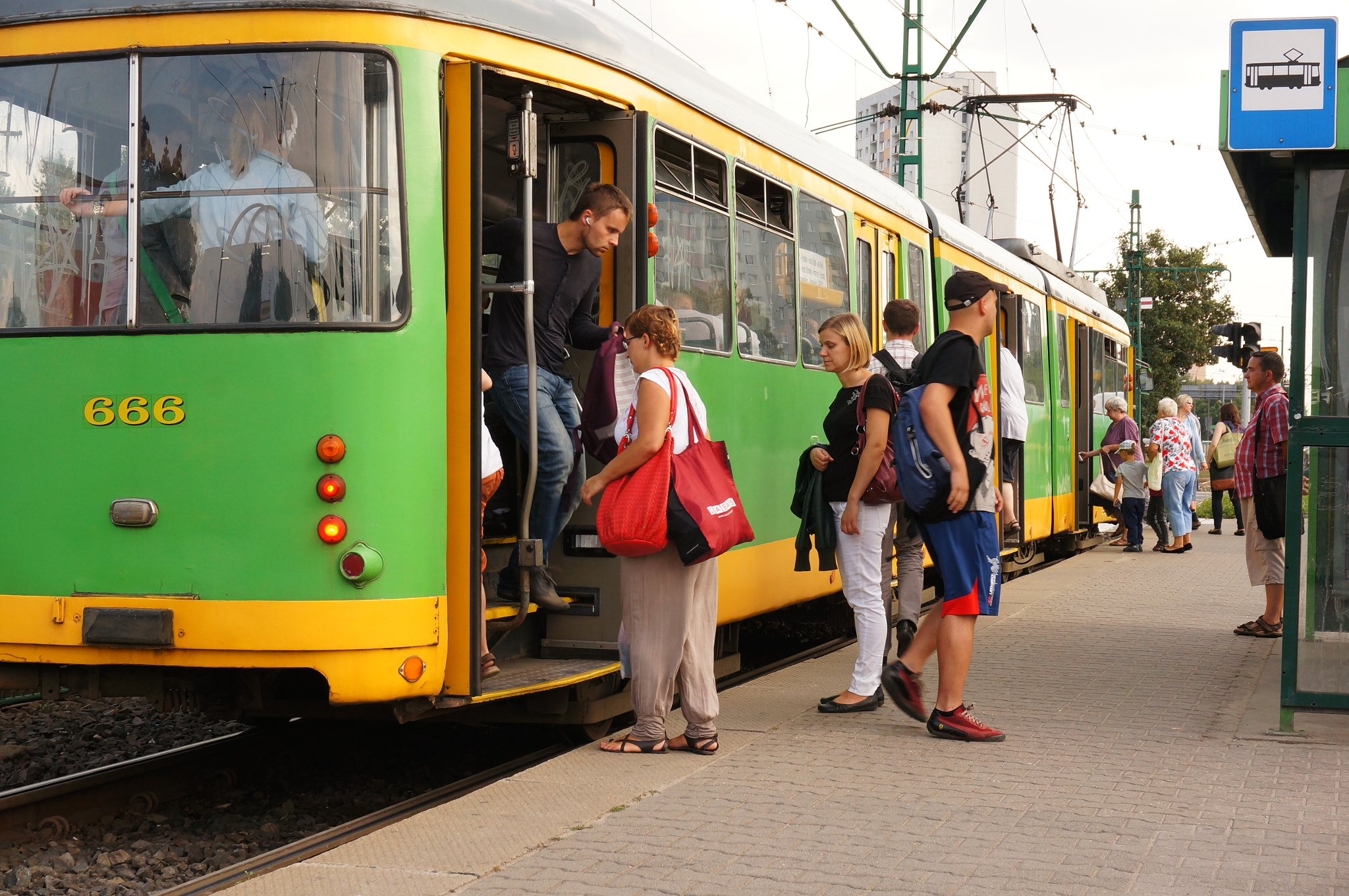 Sony E 16-50mm F3.5-5.6 PZ OSS sample photo. Green tram photography