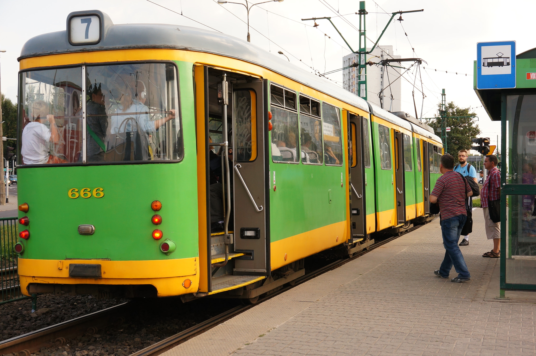 Sony E 16-50mm F3.5-5.6 PZ OSS sample photo. Tram arrival photography