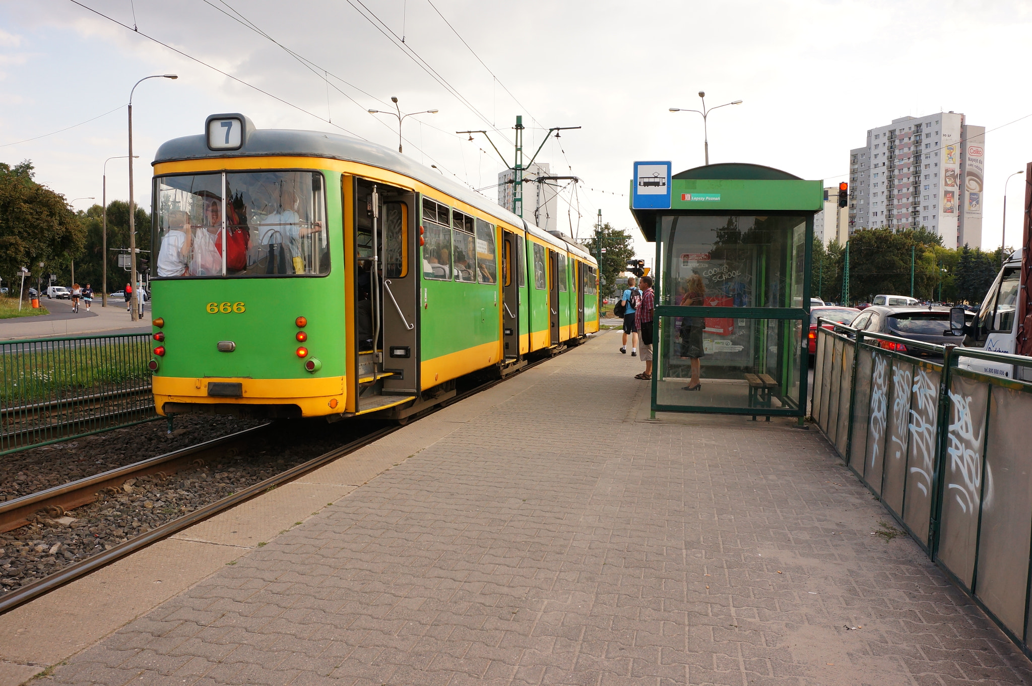 Sony E 16-50mm F3.5-5.6 PZ OSS sample photo. Tram arrival photography