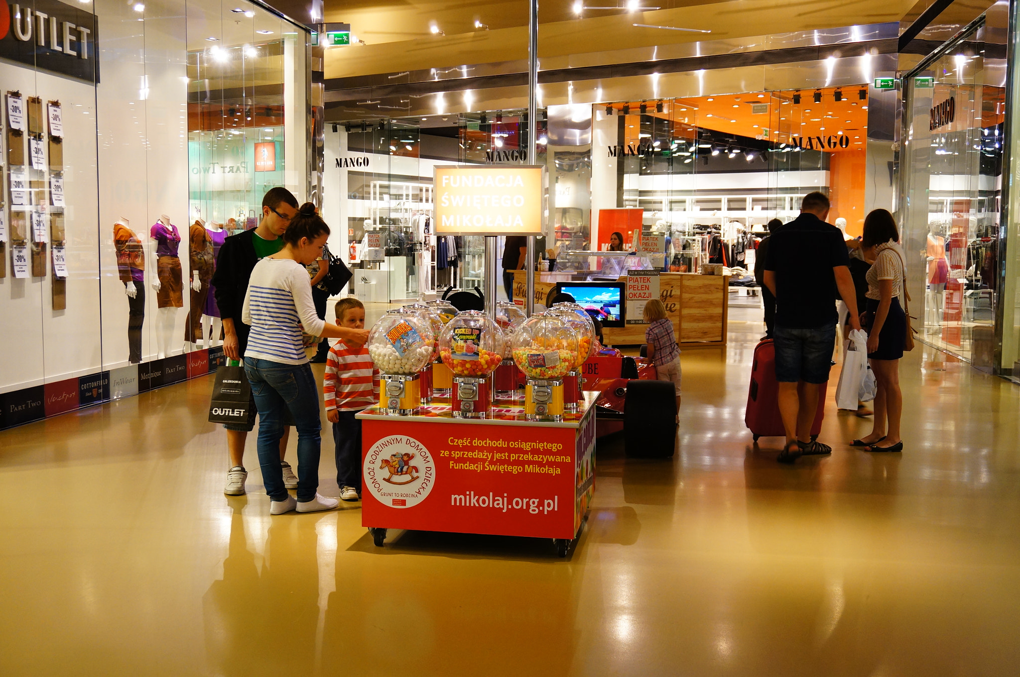 Sony E 16-50mm F3.5-5.6 PZ OSS sample photo. Factory outlet shopping mall photography