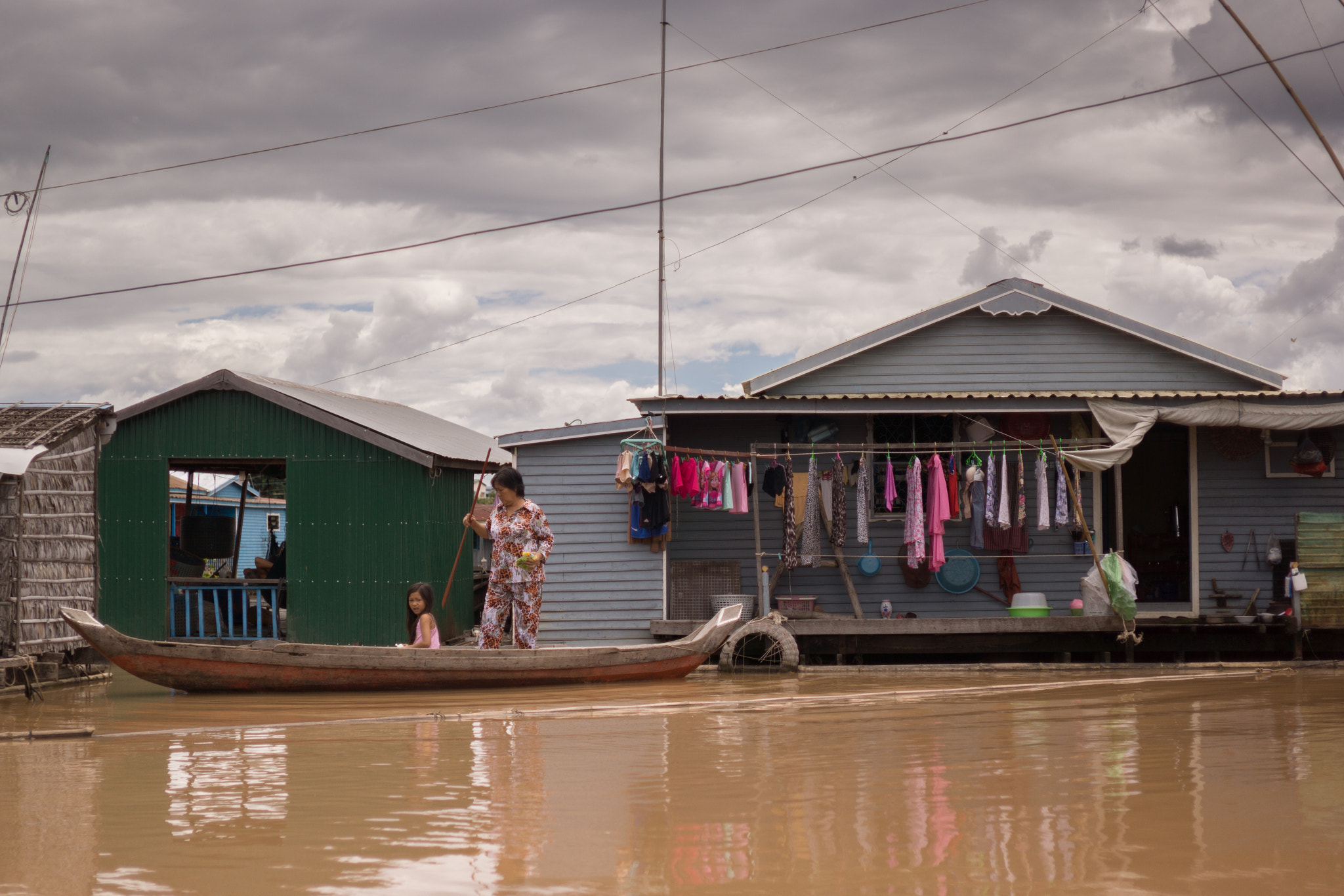 Sony Alpha NEX-7 + E 32mm F1.8 sample photo. Ciudad flotante de phoum kandal v photography