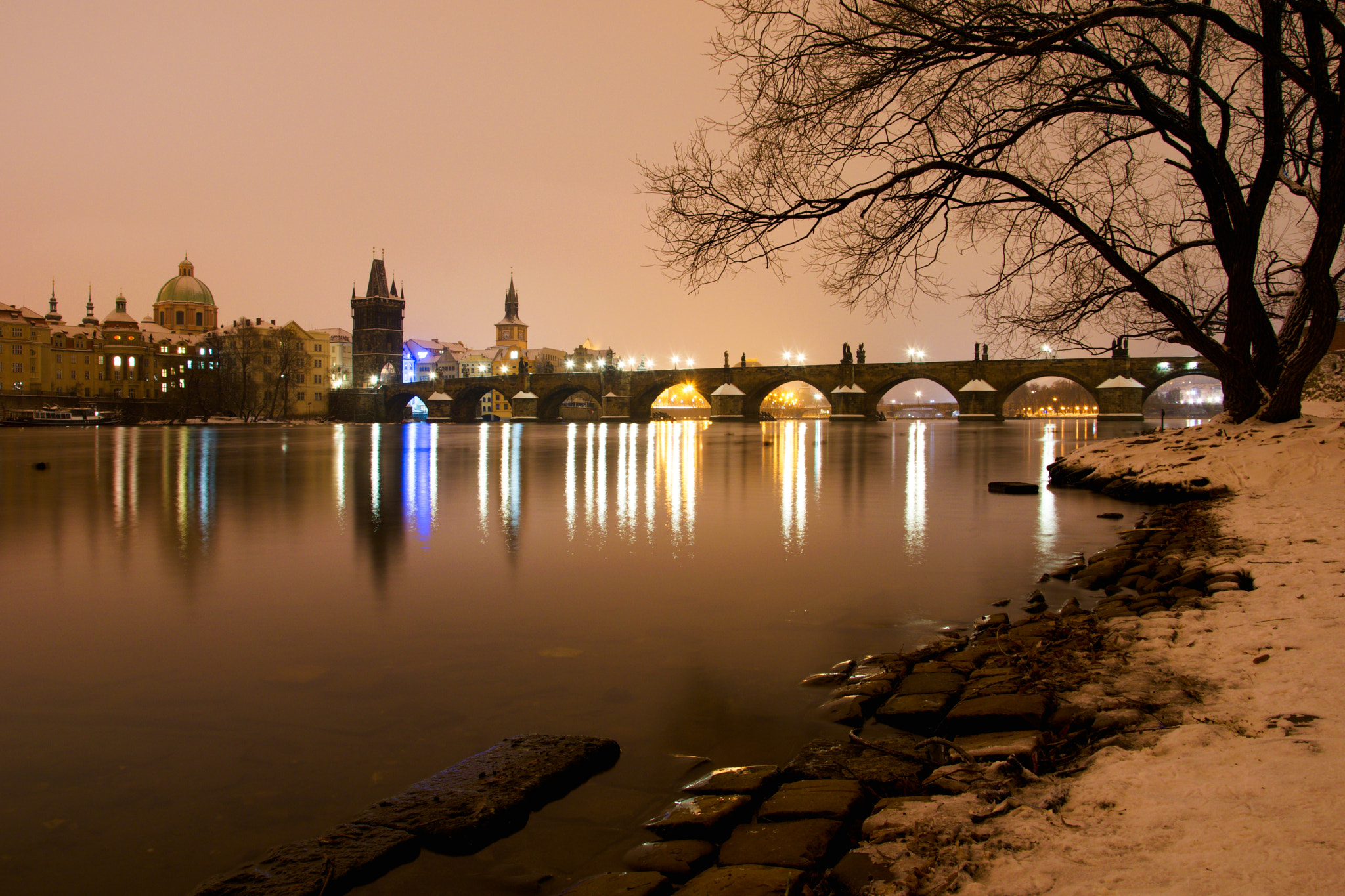 Nikon D3300 + 18.00 - 105.00 mm f/3.5 - 5.6 sample photo. Winter morning in prague photography