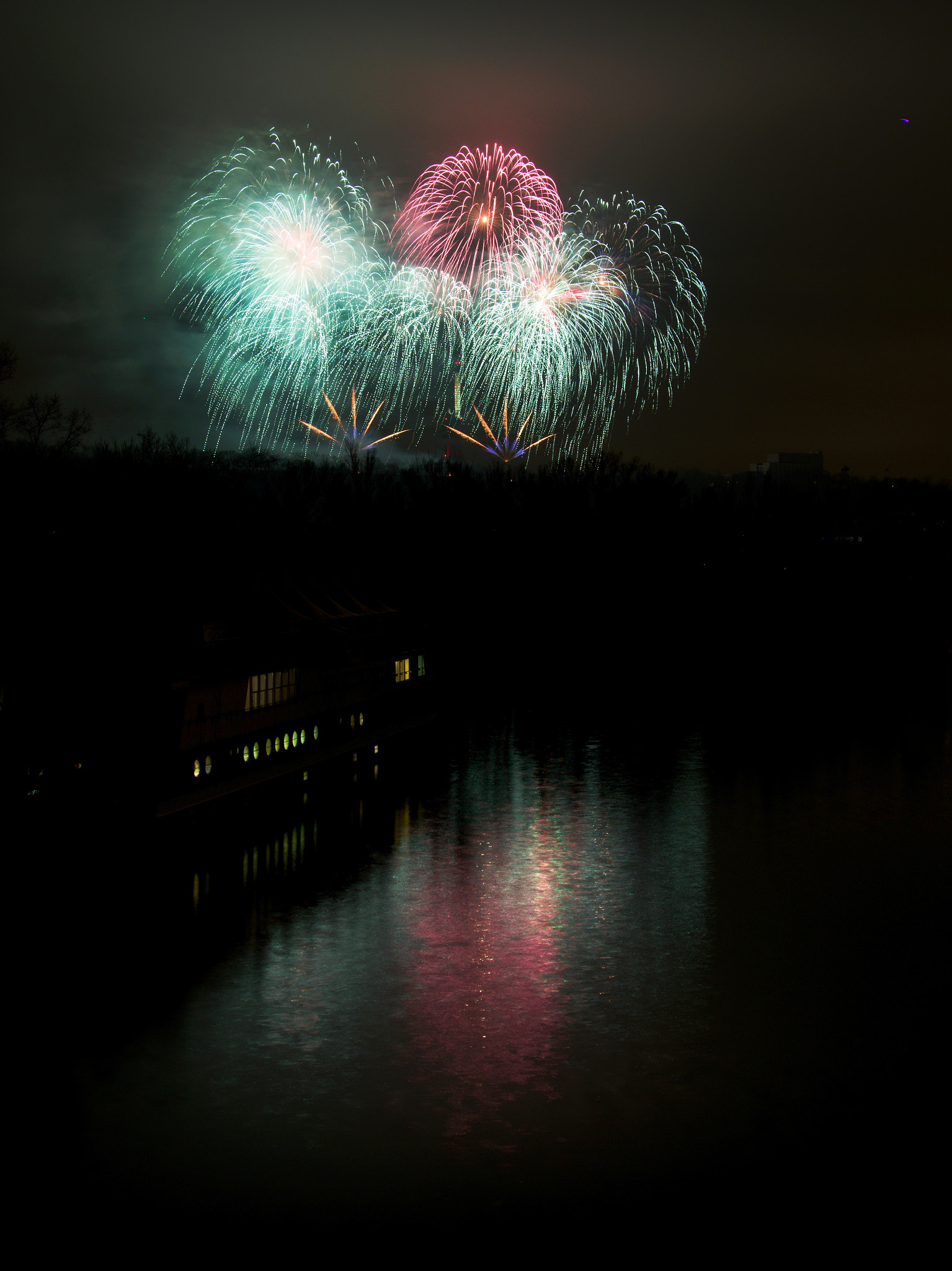 Nikon D3300 + 18.00 - 105.00 mm f/3.5 - 5.6 sample photo. Fireworks photography