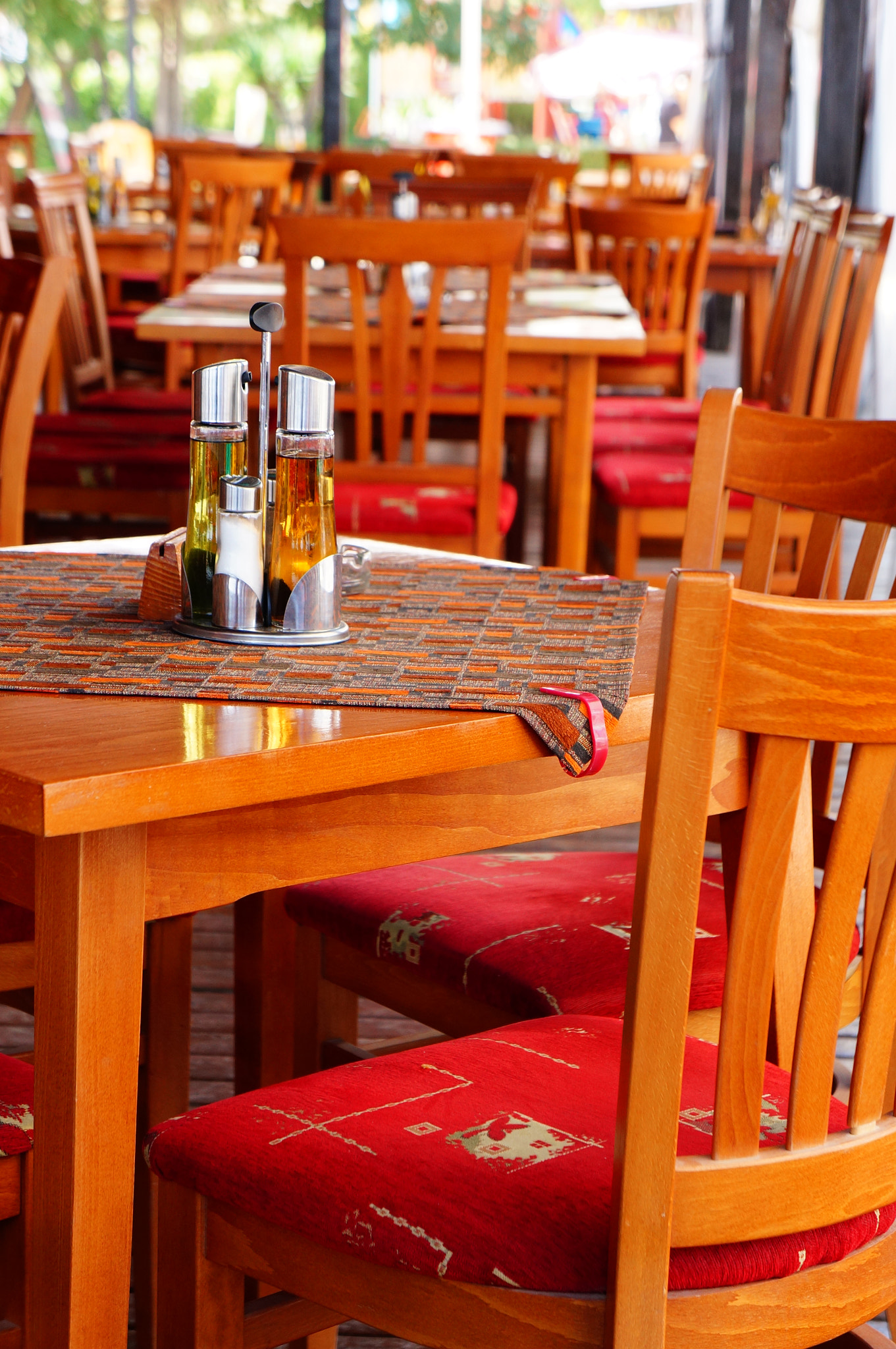 Sony E 18-55mm F3.5-5.6 OSS sample photo. Tables and chairs photography