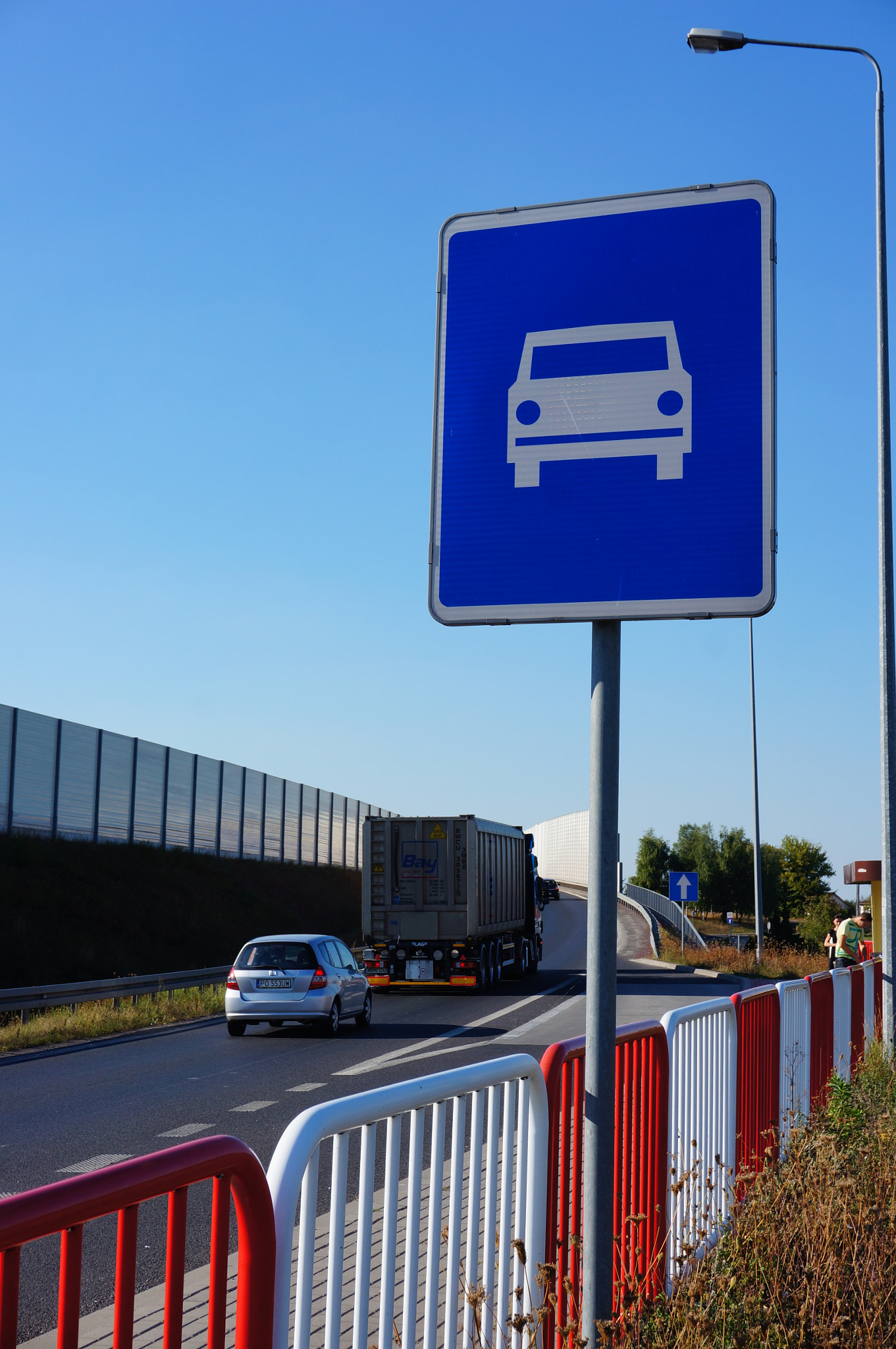 Sony Alpha NEX-5N + Sony E 18-50mm F4-5.6 sample photo. Highway sign photography