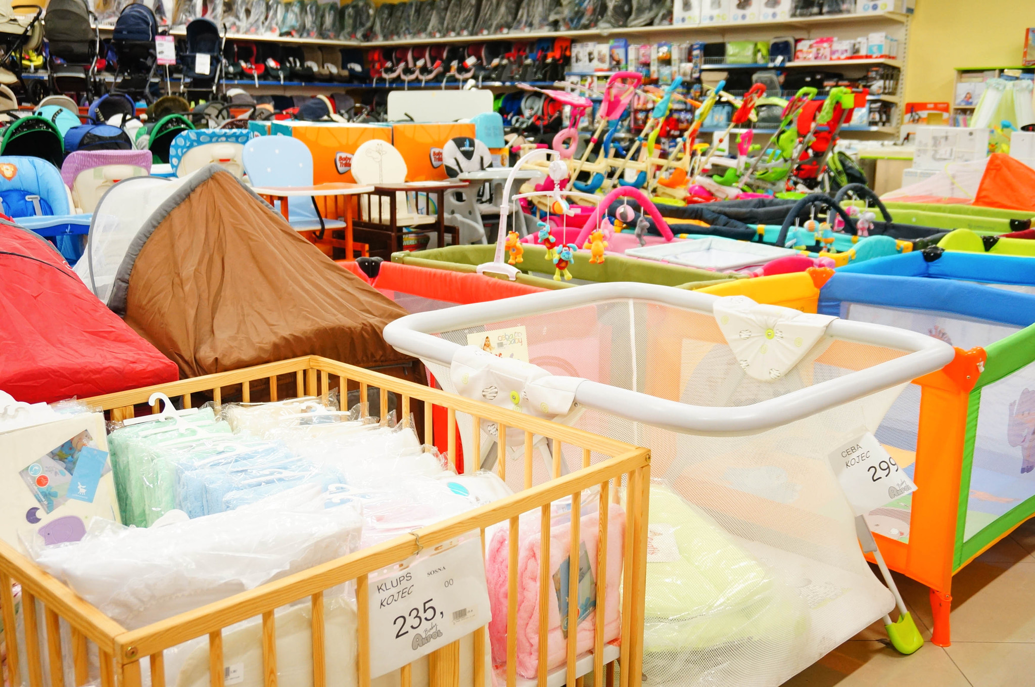 Sony Alpha NEX-5N + Sony E 16-50mm F3.5-5.6 PZ OSS sample photo. Baby beds in store photography