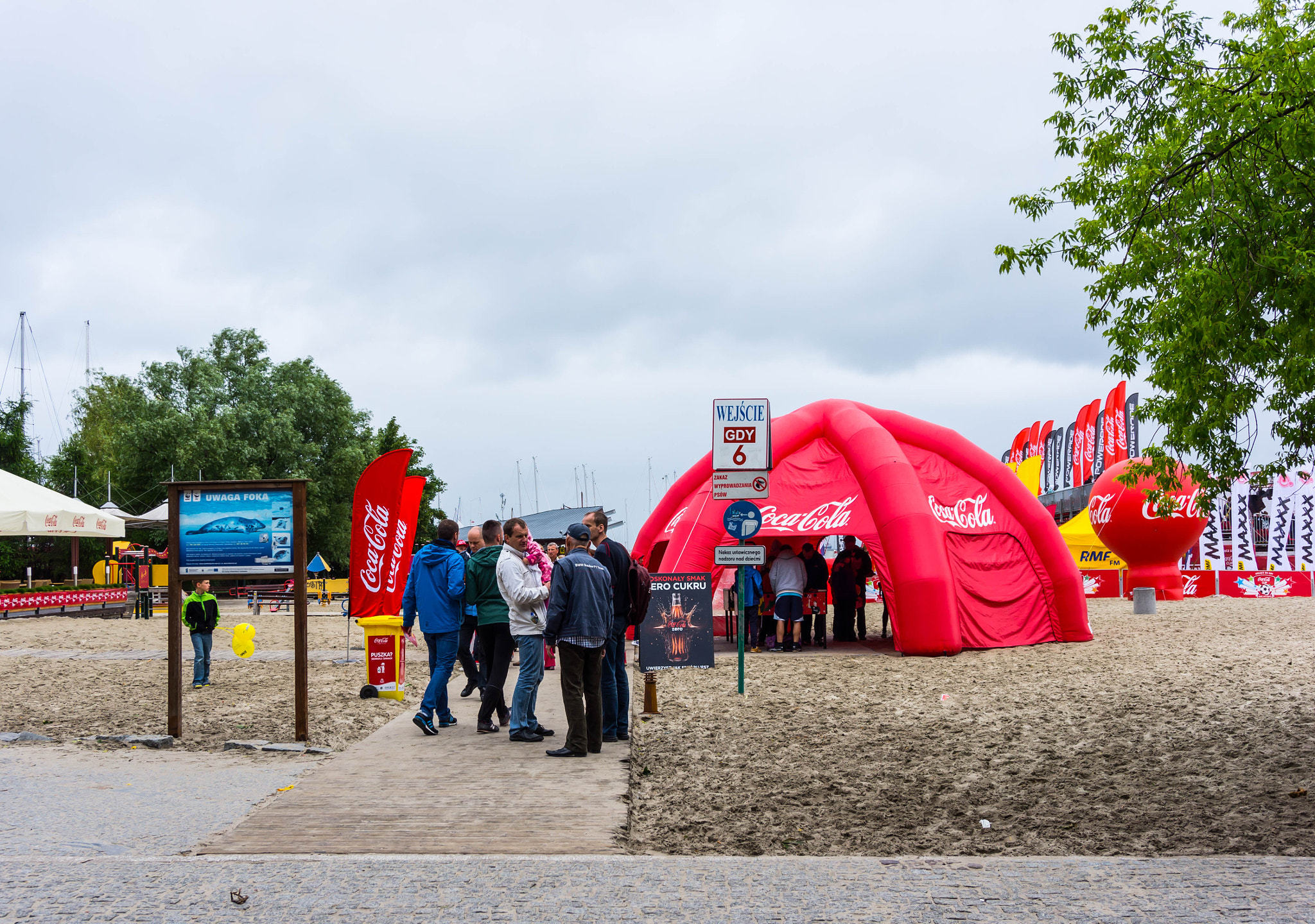 Sony E 16-50mm F3.5-5.6 PZ OSS sample photo. People by beach entrance photography
