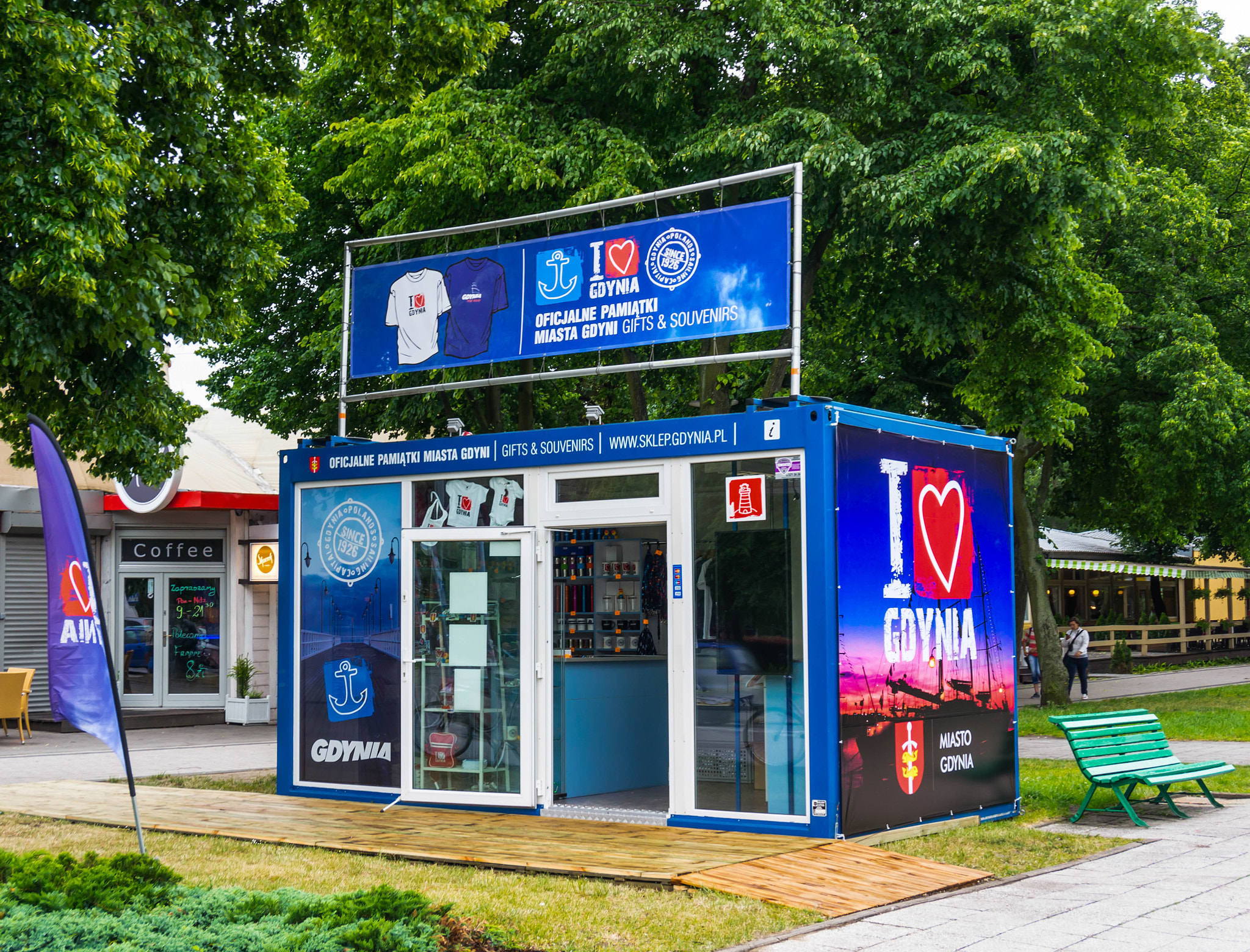Sony E 16-50mm F3.5-5.6 PZ OSS sample photo. Gdynia gift shop photography