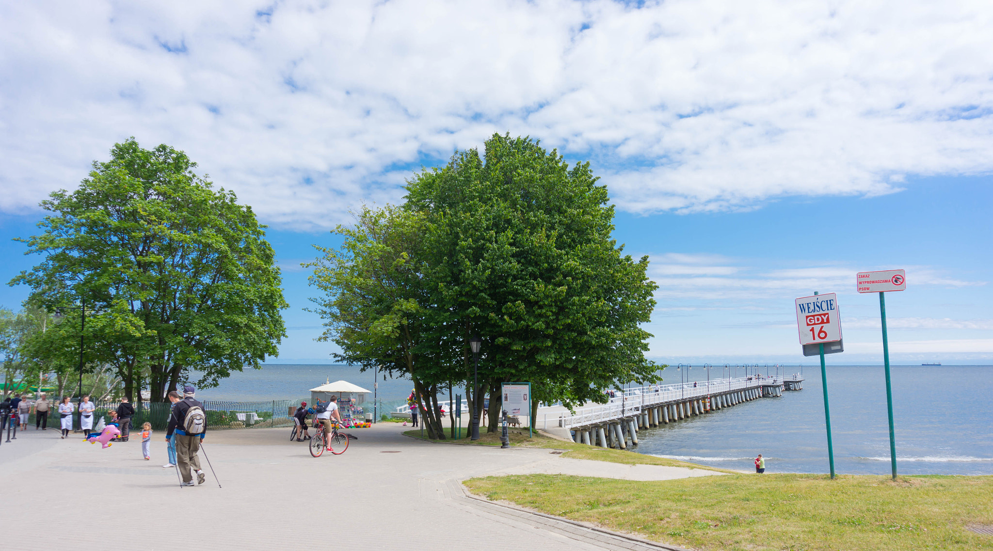 Sony Alpha NEX-5N + Sony E 16-50mm F3.5-5.6 PZ OSS sample photo. Pier at gdynia coast photography