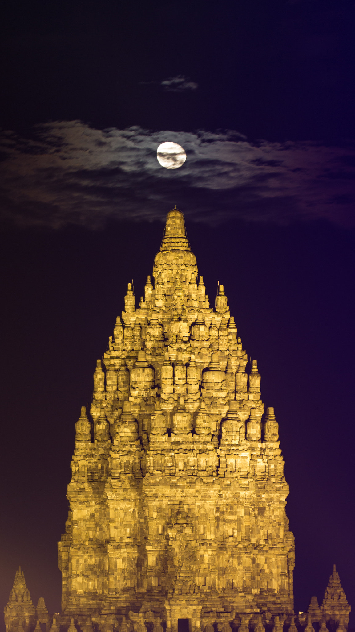 Canon EOS 550D (EOS Rebel T2i / EOS Kiss X4) + Canon EF 100-400mm F4.5-5.6L IS USM sample photo. Moon over prambanan photography
