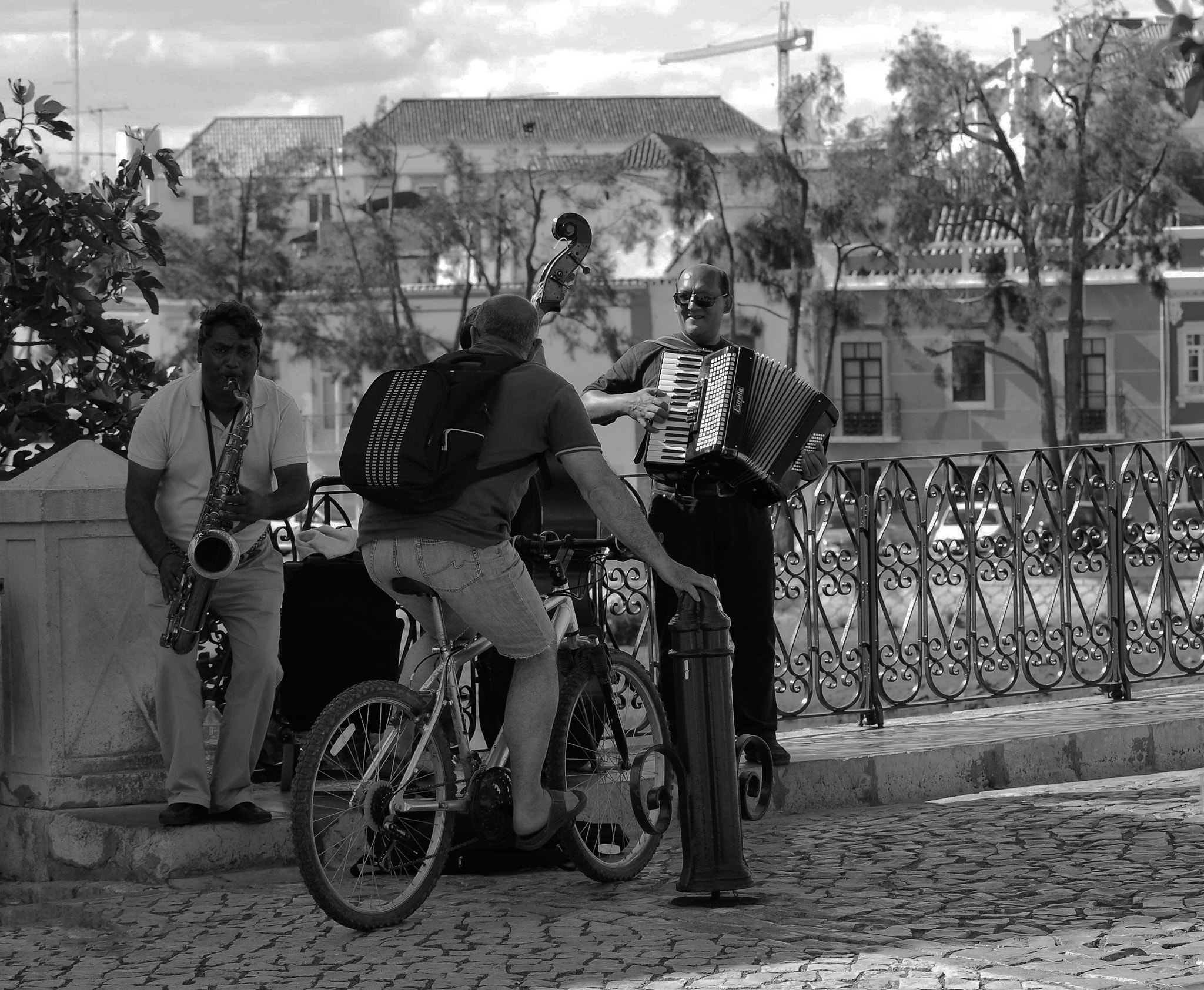 Sigma 70-300mm F4-5.6 APO DG Macro sample photo. Street musicians photography