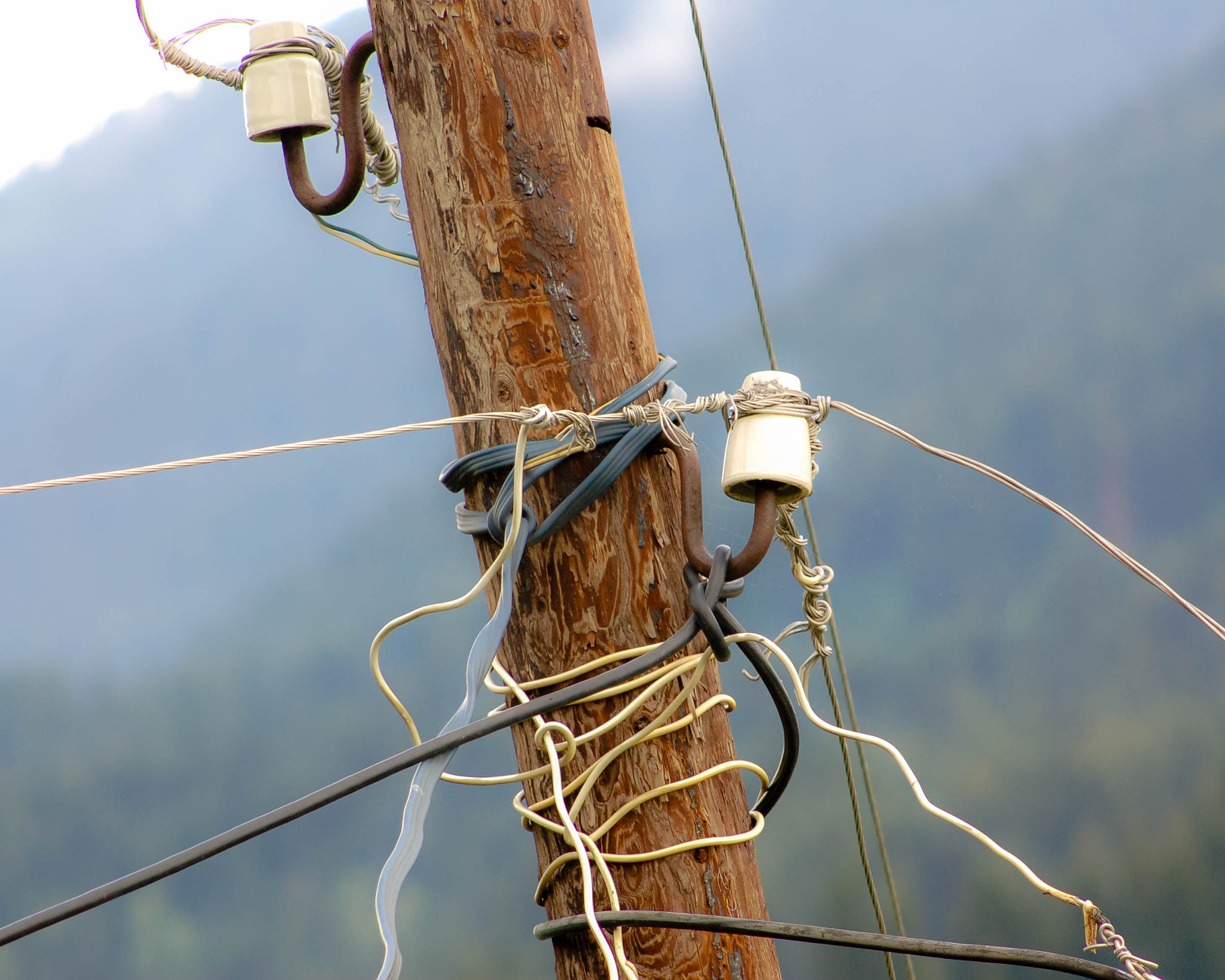 Nikon D50 + AF Nikkor 70-210mm f/4-5.6 sample photo. Crazy wires photography