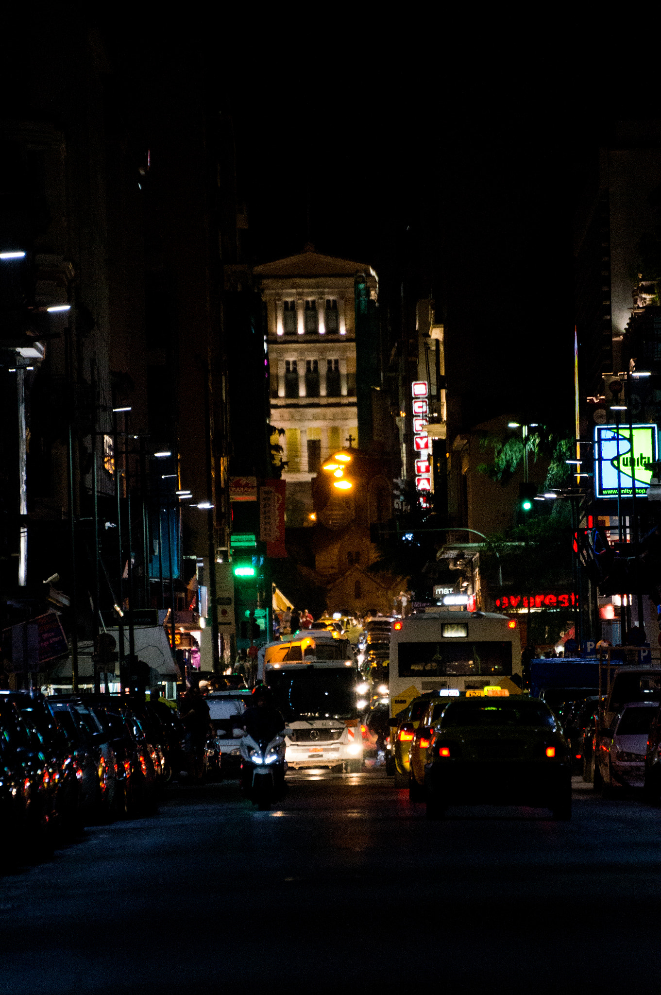 Tamron SP 70-300mm F4-5.6 Di USD sample photo. Athen street photography