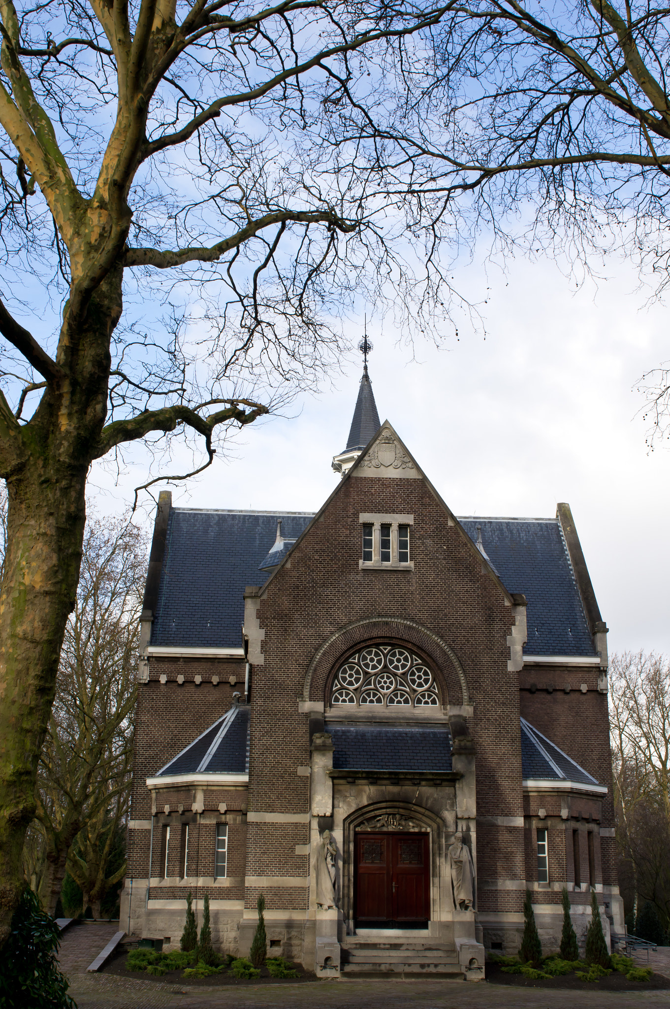 Sony Alpha NEX-5N + Sony E 30mm F3.5 Macro sample photo. Small chapel photography