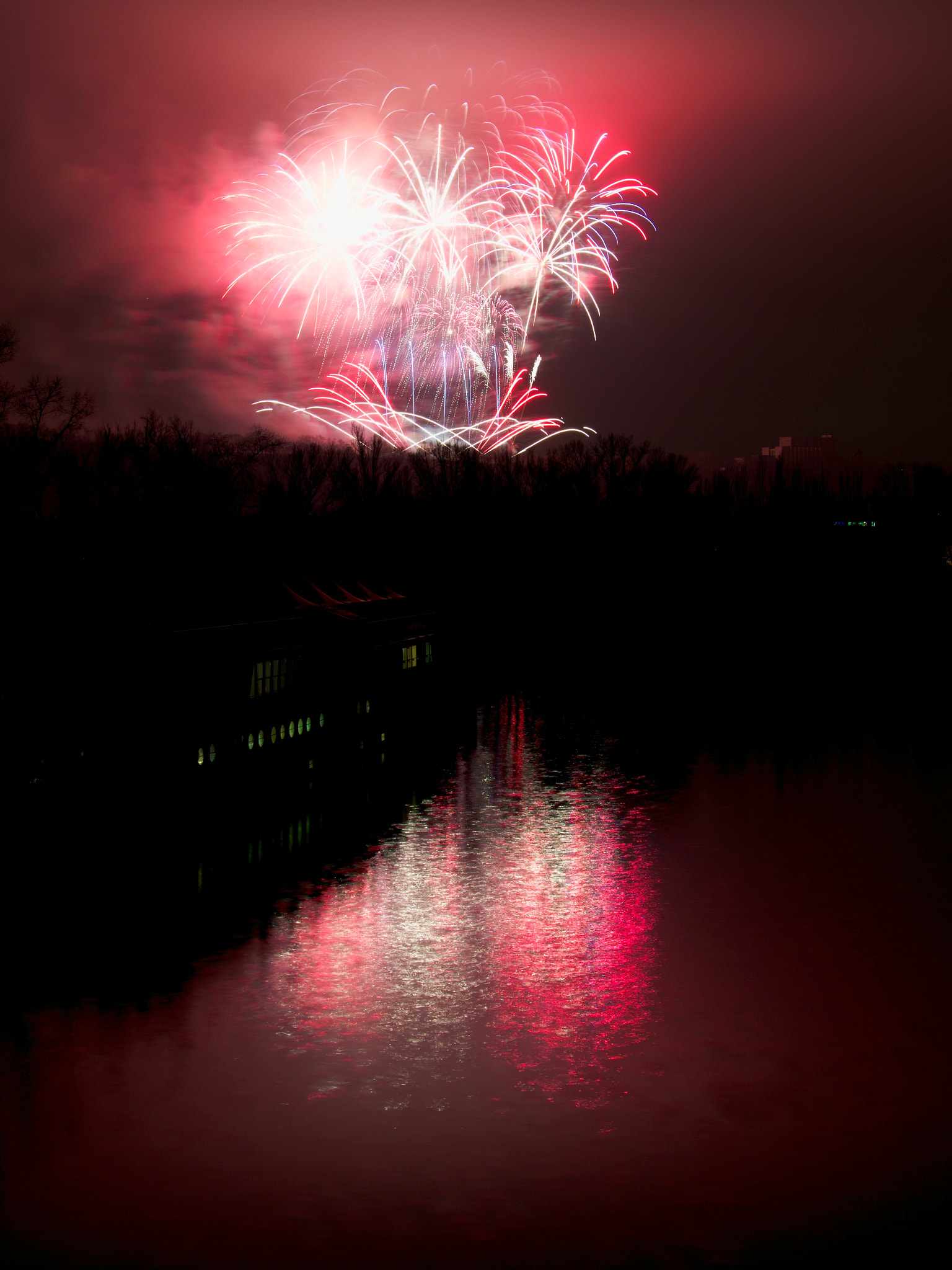 Nikon D3300 + 18.00 - 105.00 mm f/3.5 - 5.6 sample photo. Fireworks photography