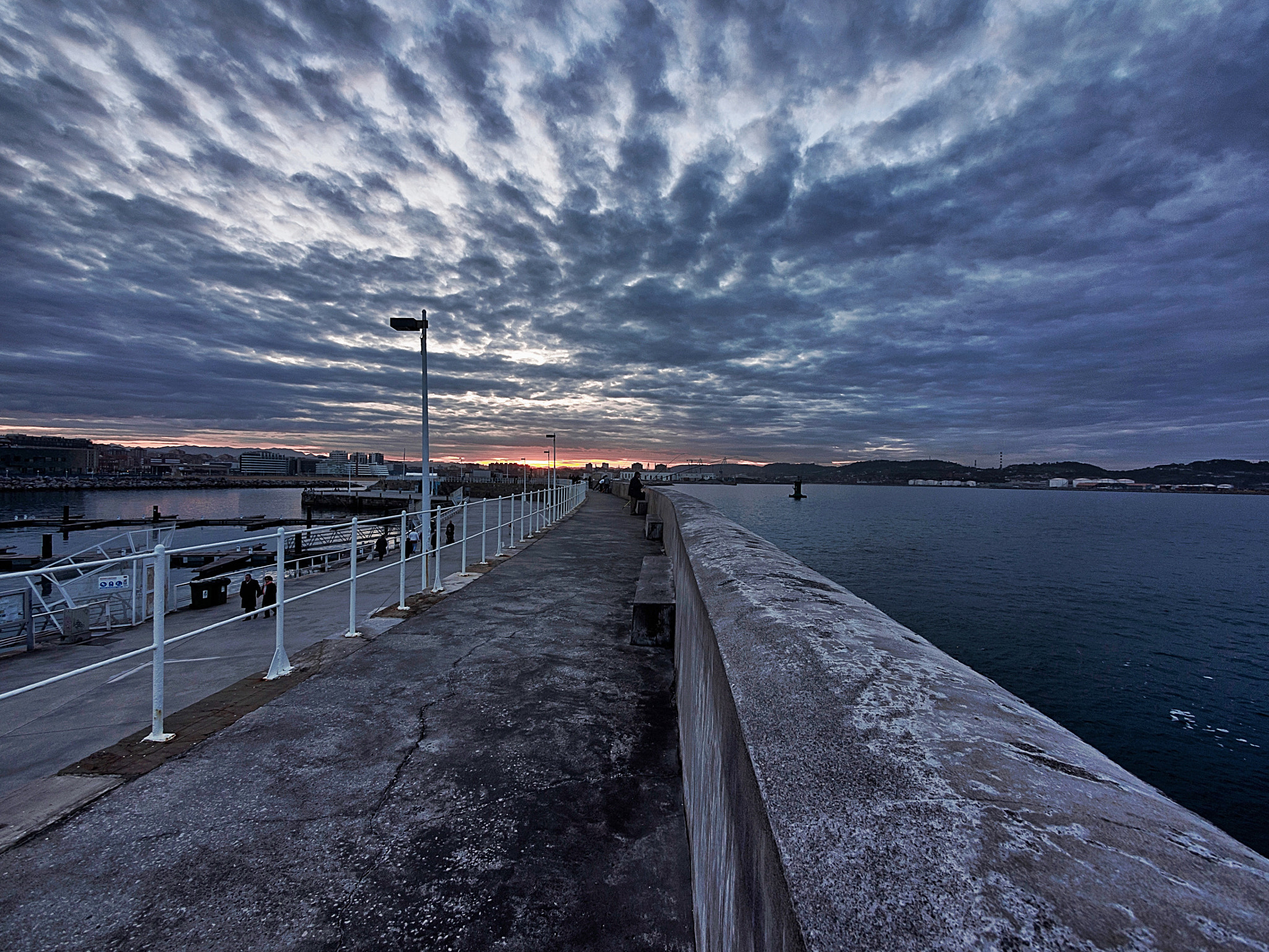 Olympus OM-D E-M5 + Panasonic Lumix G Vario 7-14mm F4 ASPH sample photo. El muelle,gijon photography