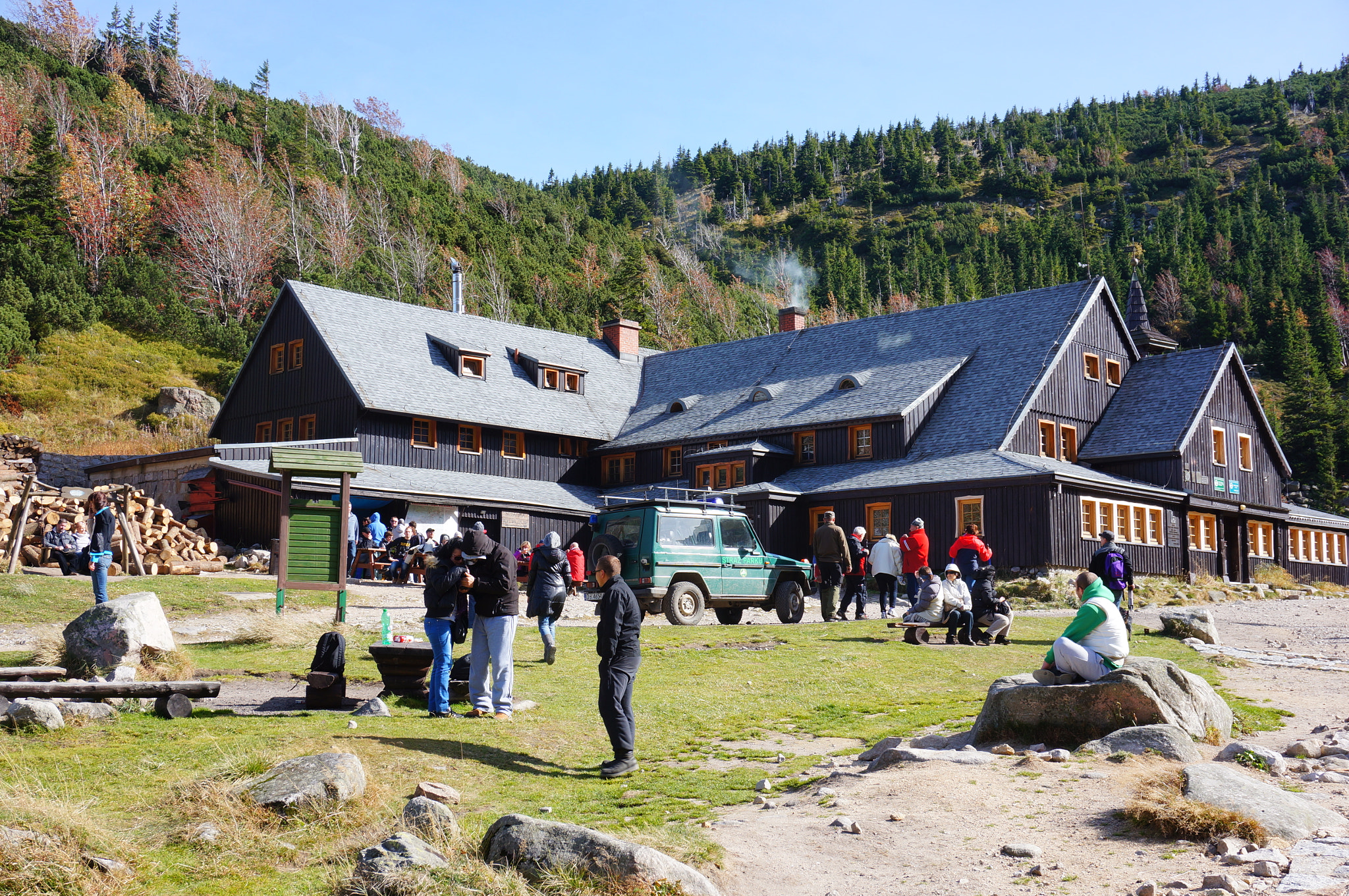 Sony Alpha NEX-5N + Sony E 16-50mm F3.5-5.6 PZ OSS sample photo. Wooden building at the mountain by karpacz in poland photography