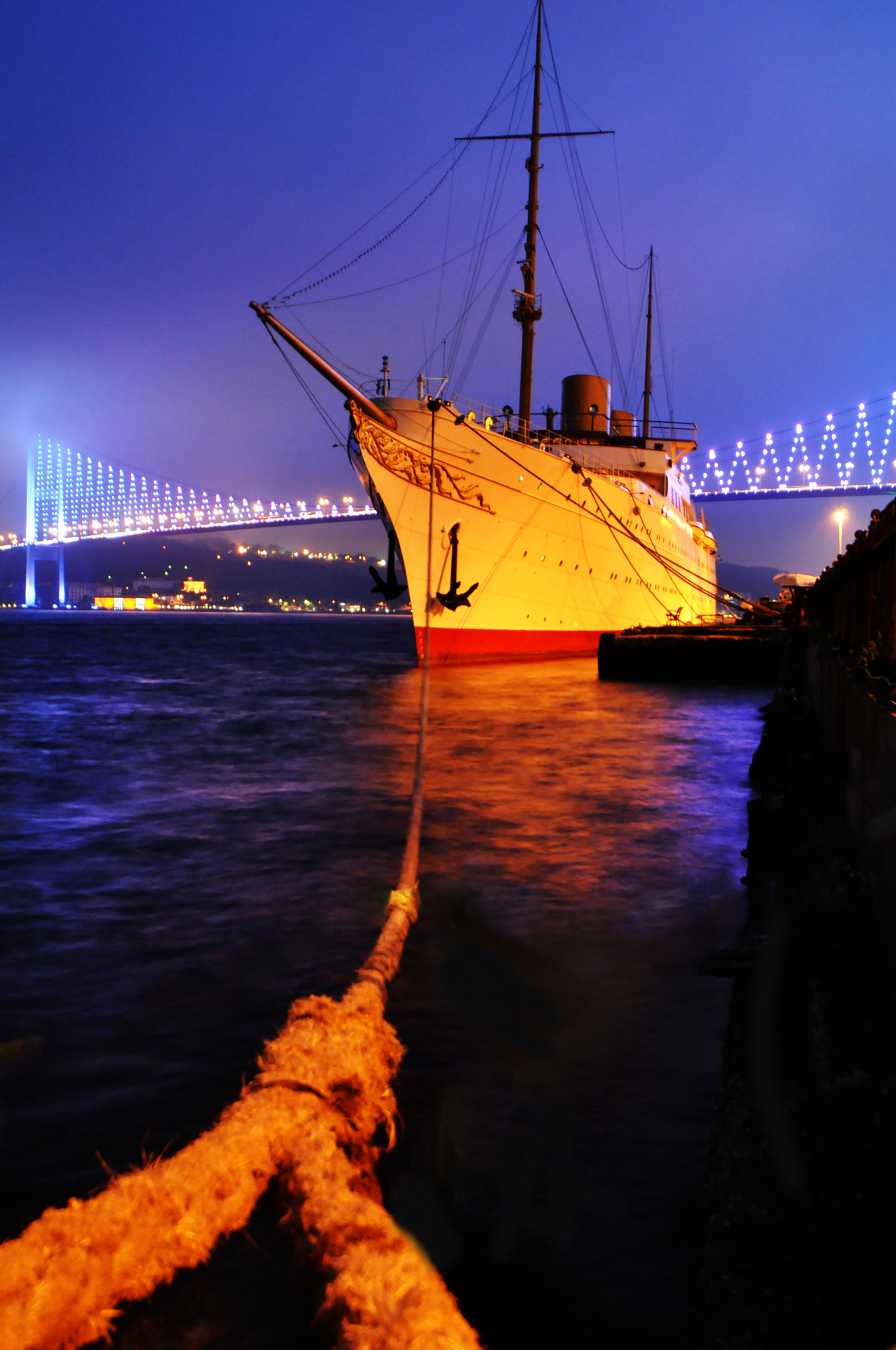 Sigma 12-24mm F4.5-5.6 EX DG Aspherical HSM sample photo. Istanbul ship photography