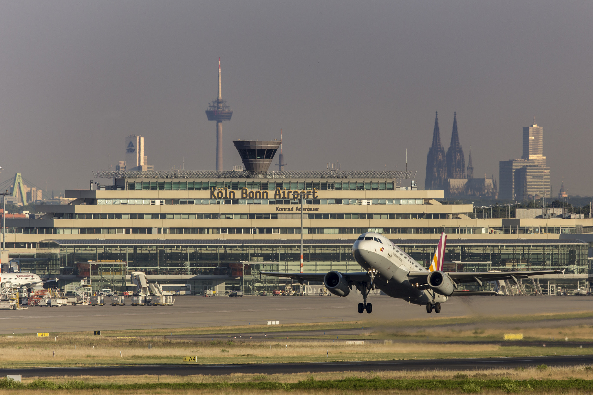 Canon EOS 6D + Canon EF 600mm F4L IS II USM sample photo. Cologne airport and cologne cathedral photography