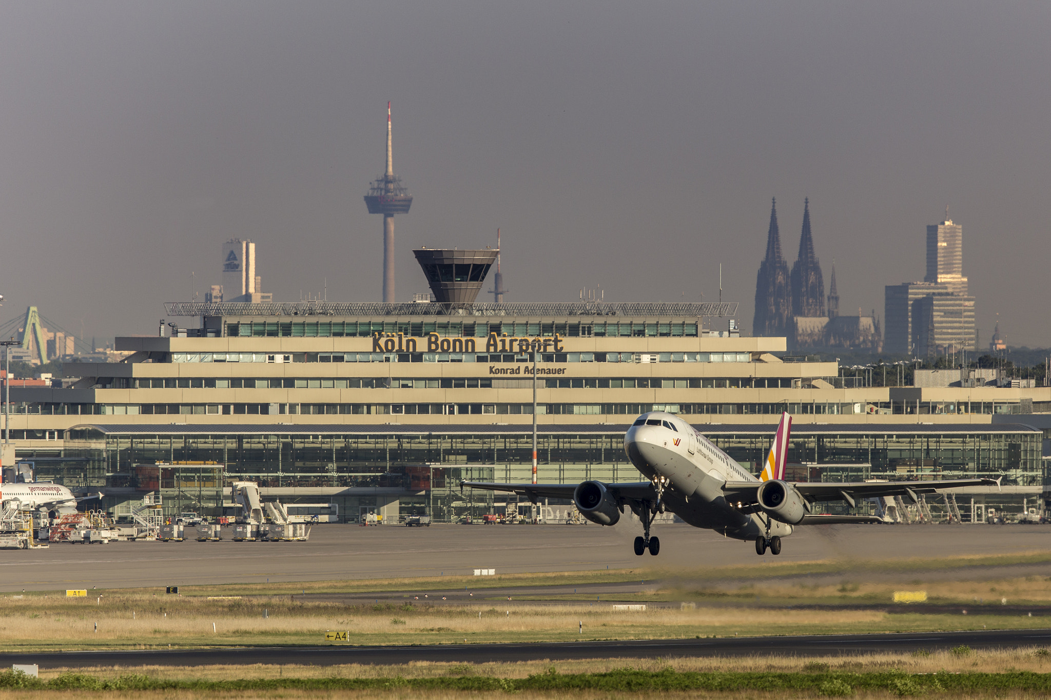 Canon EF 600mm F4L IS II USM sample photo. Cologne airport and cologne cathedral photography