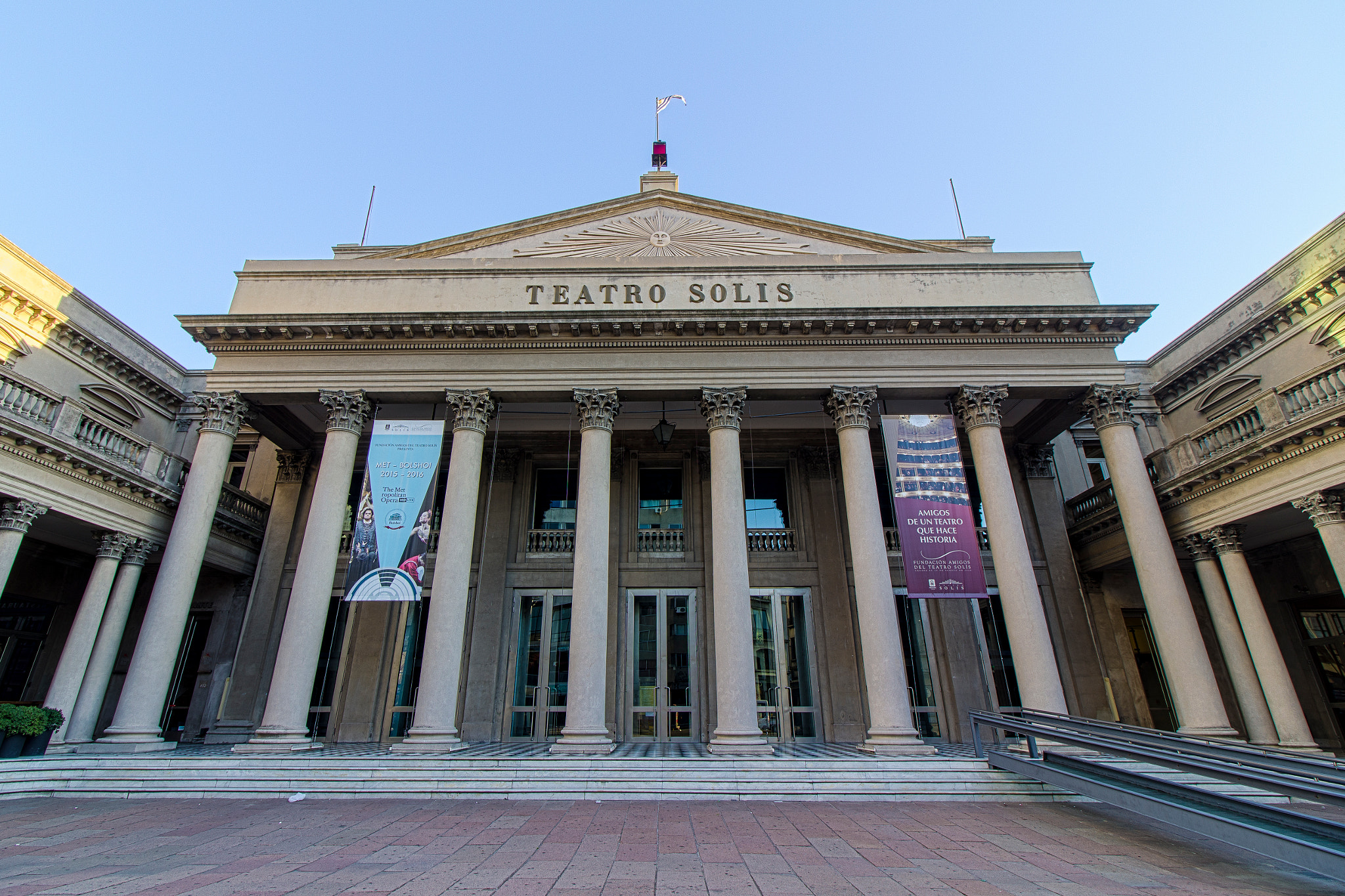 Canon EF-S 10-18mm F4.5–5.6 IS STM sample photo. Teatro solis photography