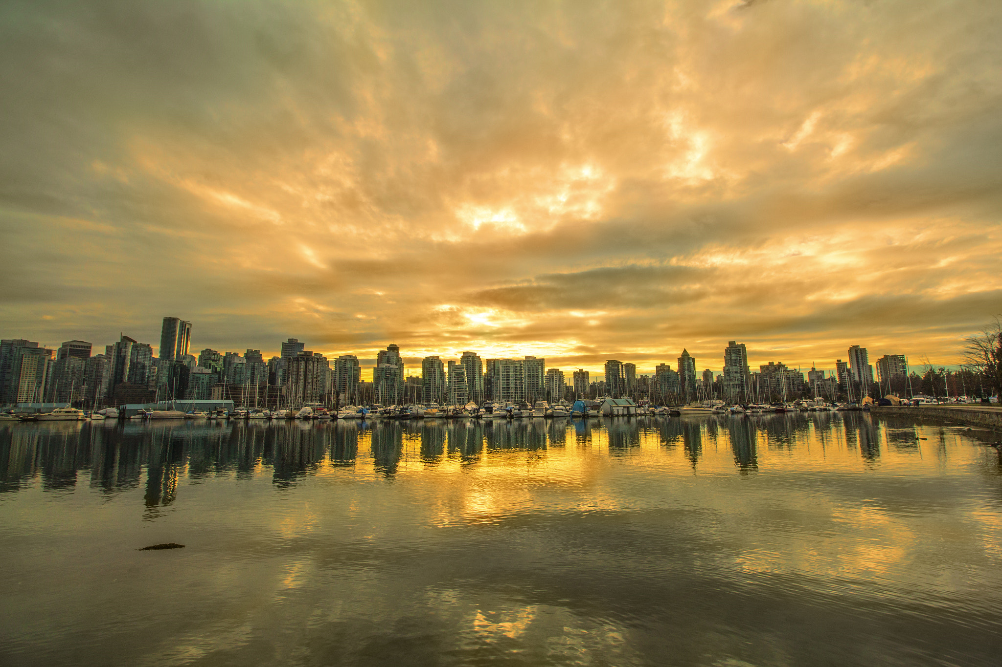 Canon EF-S 10-18mm F4.5–5.6 IS STM sample photo. Sunset from stanley park photography