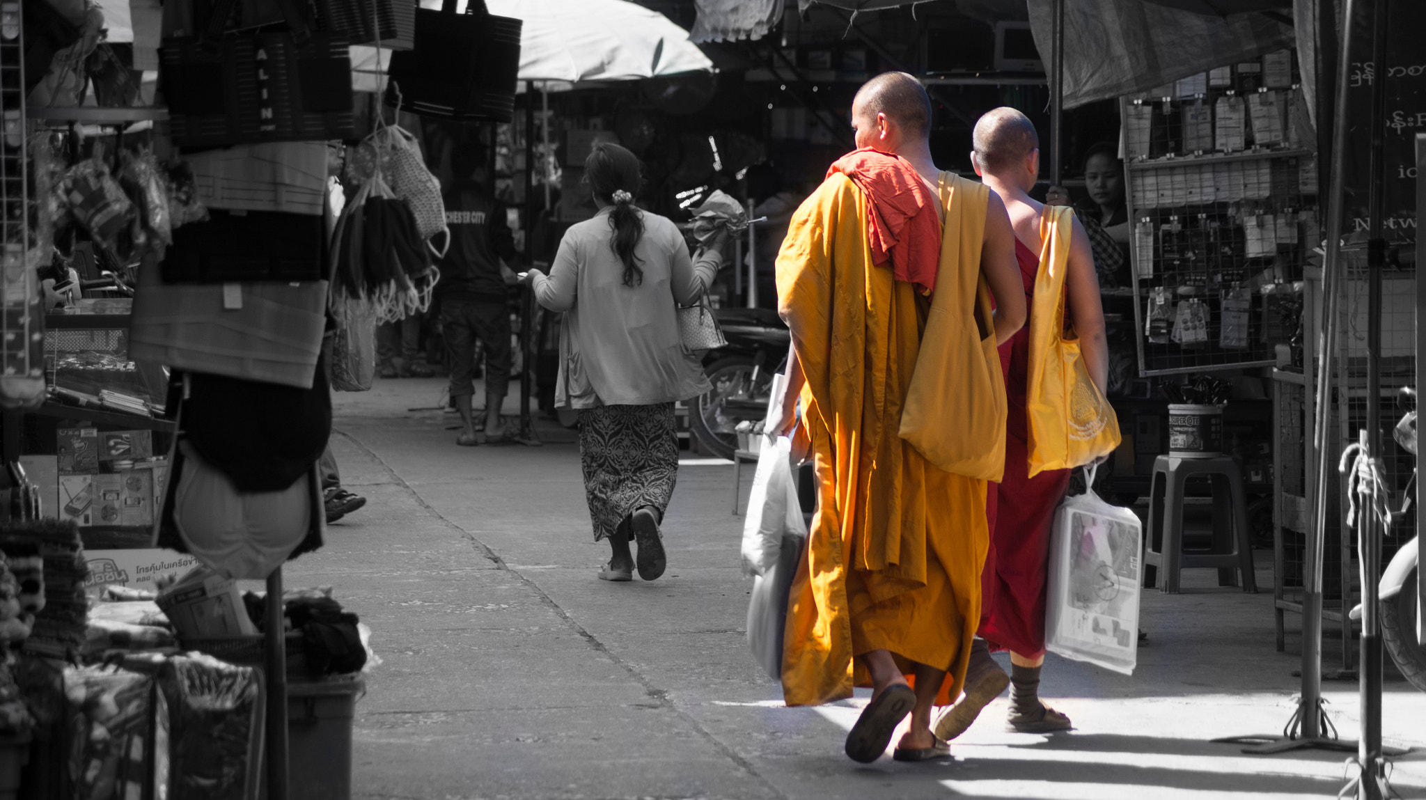 Sony DT 55-200mm F4-5.6 SAM sample photo. Monks at market photography