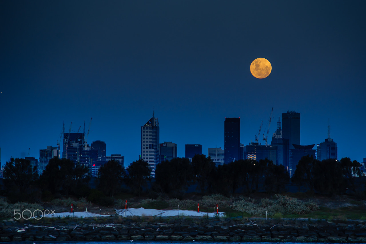 Sony a7 + Minolta AF 70-210mm F4 Macro sample photo. Moon over melbourne photography