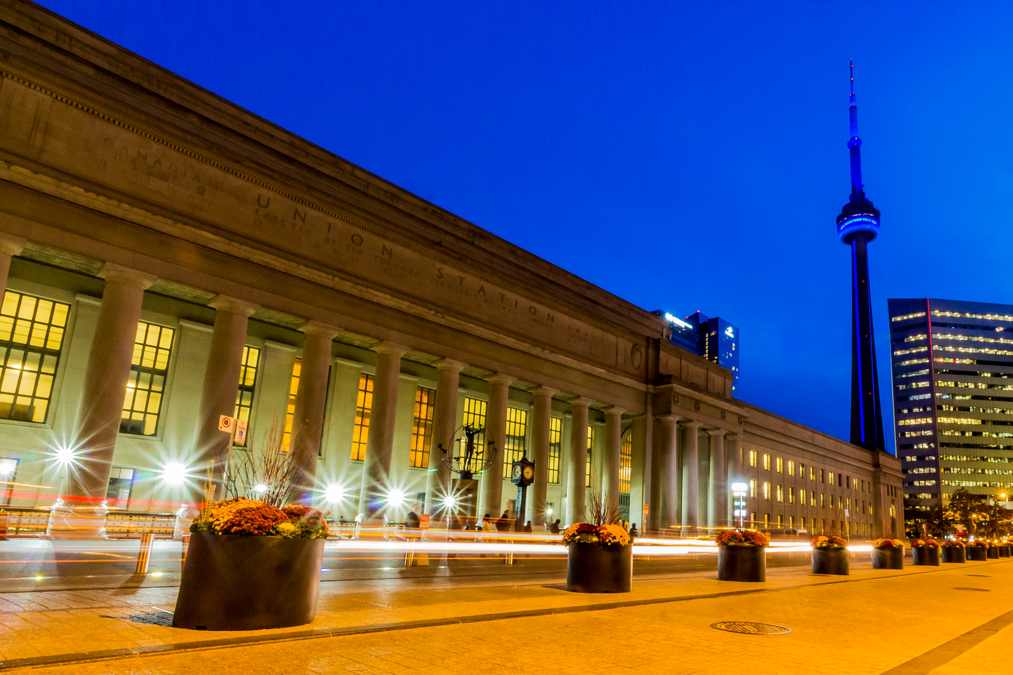 Canon EF-S 10-18mm F4.5–5.6 IS STM sample photo. Toronto union station and cn tower photography