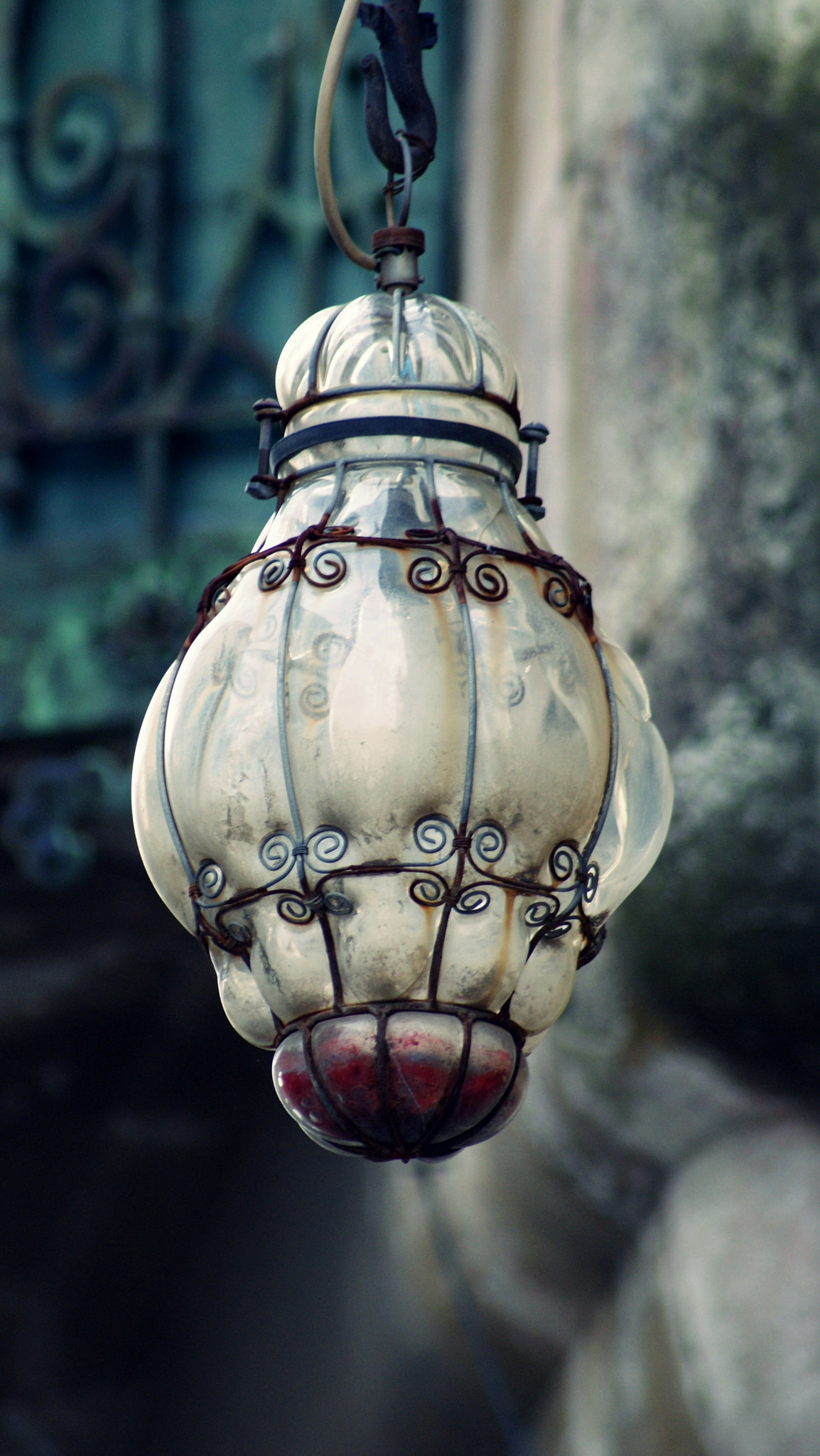 Sony Alpha DSLR-A230 + Sony 75-300mm F4.5-5.6 sample photo. Lamp on the street in arad city photography
