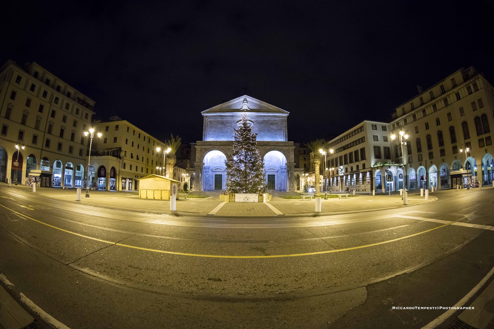 Canon EF 8-15mm F4L Fisheye USM sample photo. Piazza grande photography