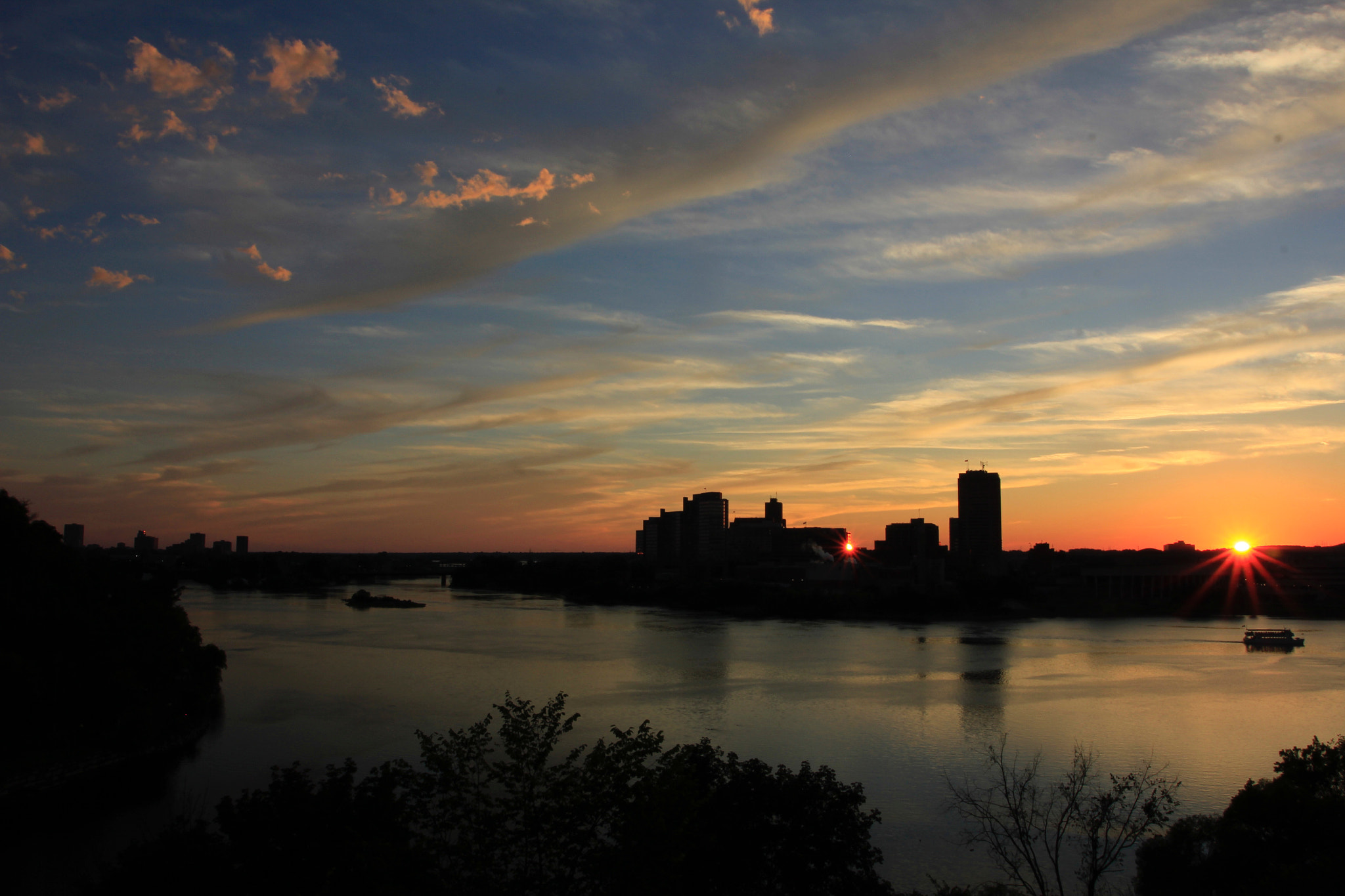 Canon EOS 550D (EOS Rebel T2i / EOS Kiss X4) + Canon EF 17-40mm F4L USM sample photo. Sunset in ottawa photography