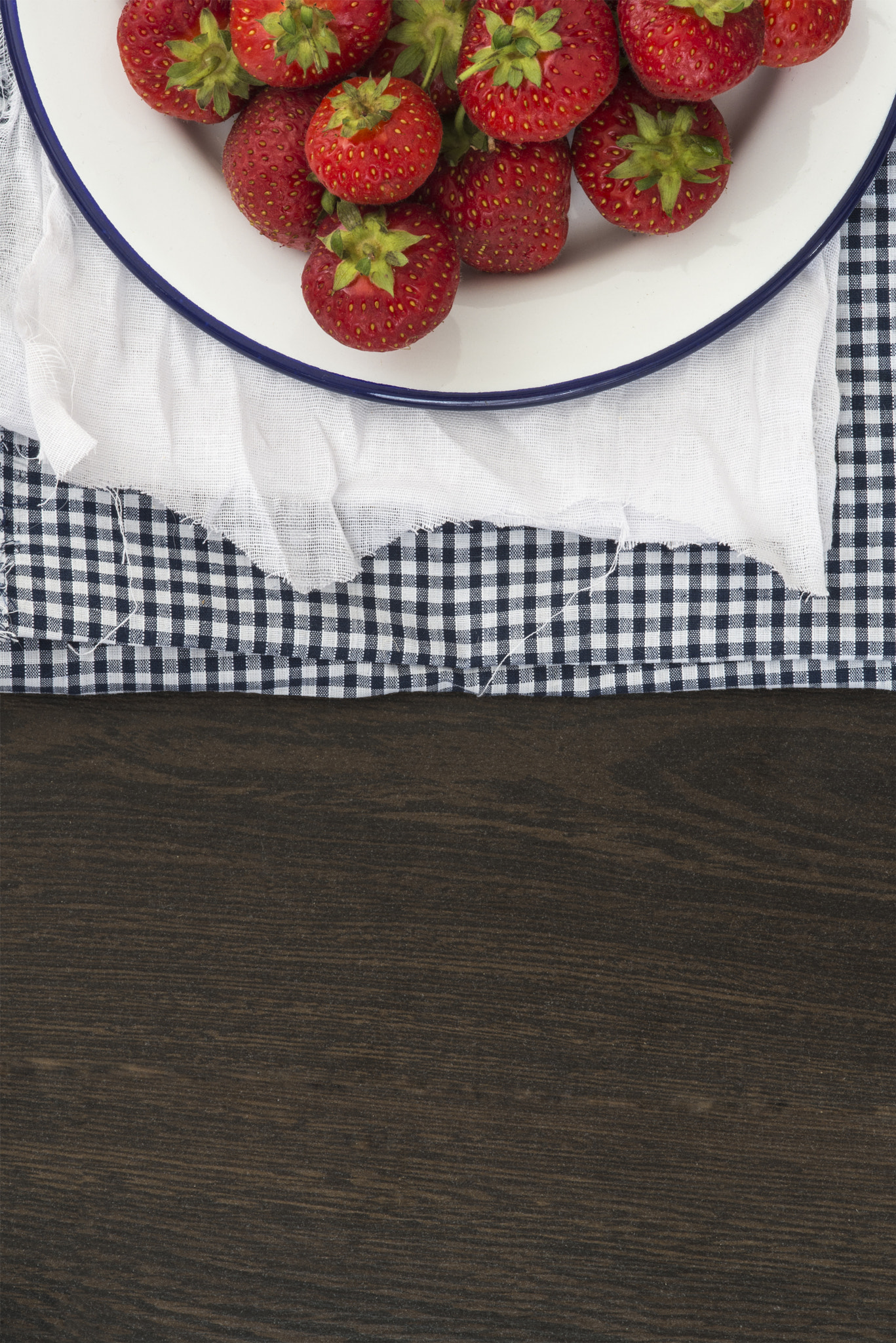 Sigma 105mm F2.8 EX DG Macro sample photo. Fresh juicy strawberries on vintage enamelware crockery on rusti photography