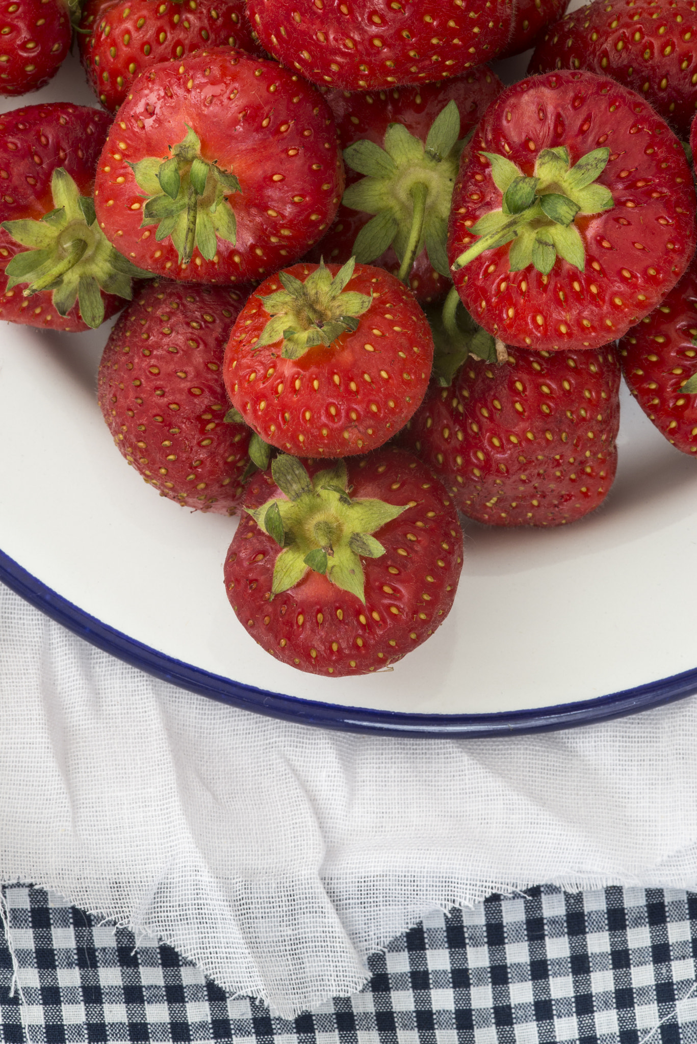 Nikon D600 + Sigma 105mm F2.8 EX DG Macro sample photo. Fresh juicy strawberries on vintage enamelware crockery on rusti photography