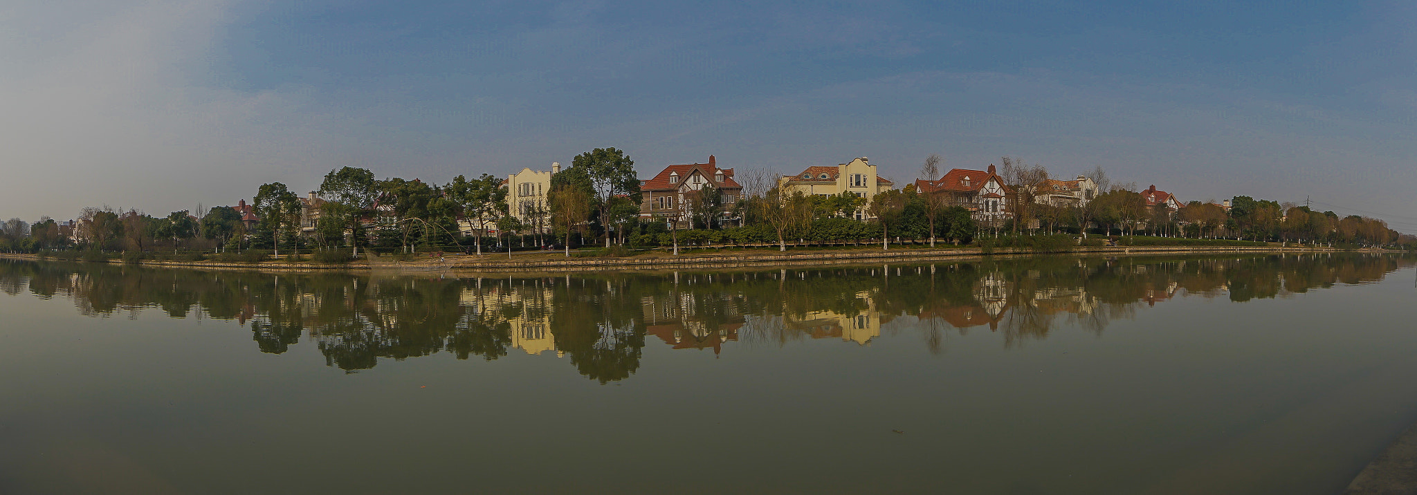 14mm F2.8 G SSM II sample photo. Green villa seen from the canal photography