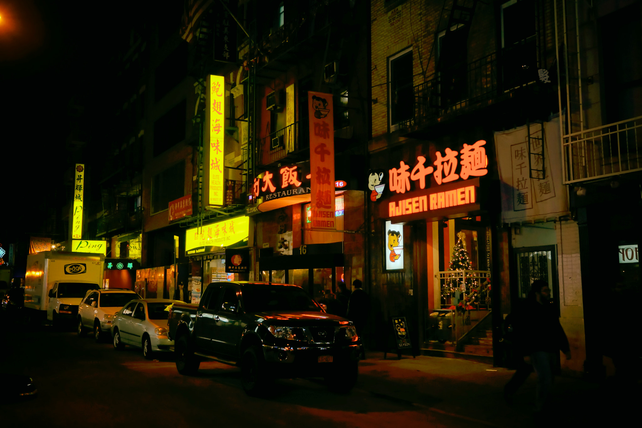Sony Alpha NEX-7 + Sony Sonnar T* E 24mm F1.8 ZA sample photo. Chinatown, new york city at night photography