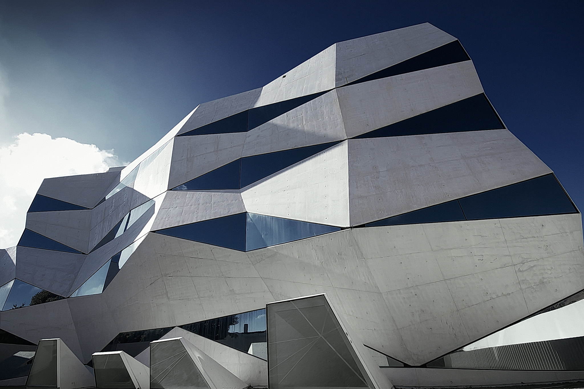 Sigma AF 10-20mm F4-5.6 EX DC sample photo. Vodafone porto office building photography