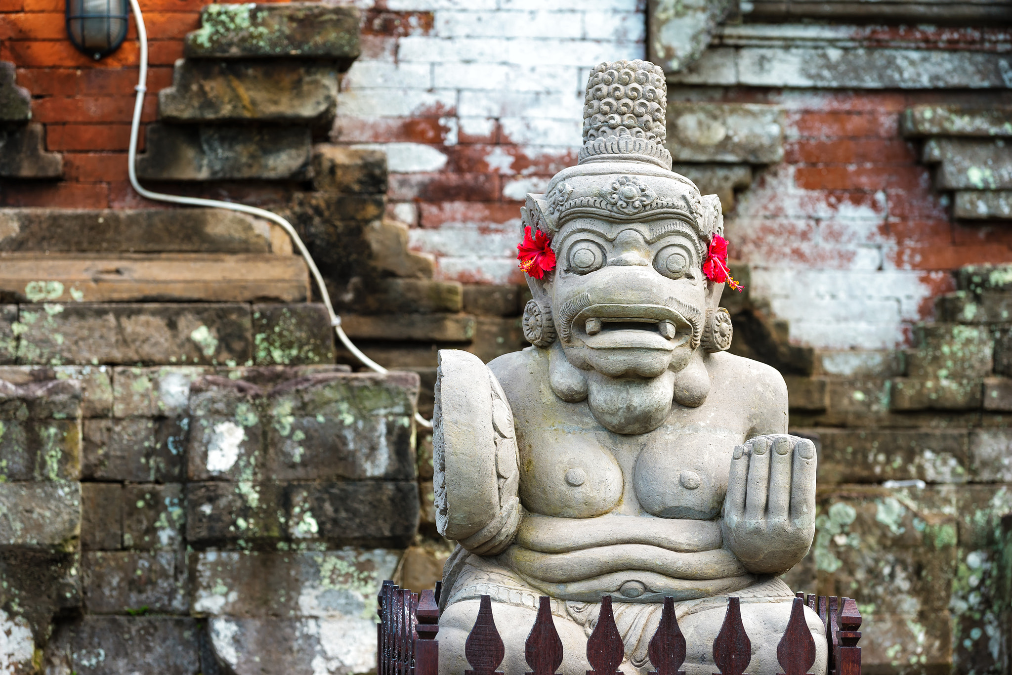Sony a7 II + Canon EF 70-200mm F2.8L IS II USM sample photo. Balinese sculpture photography