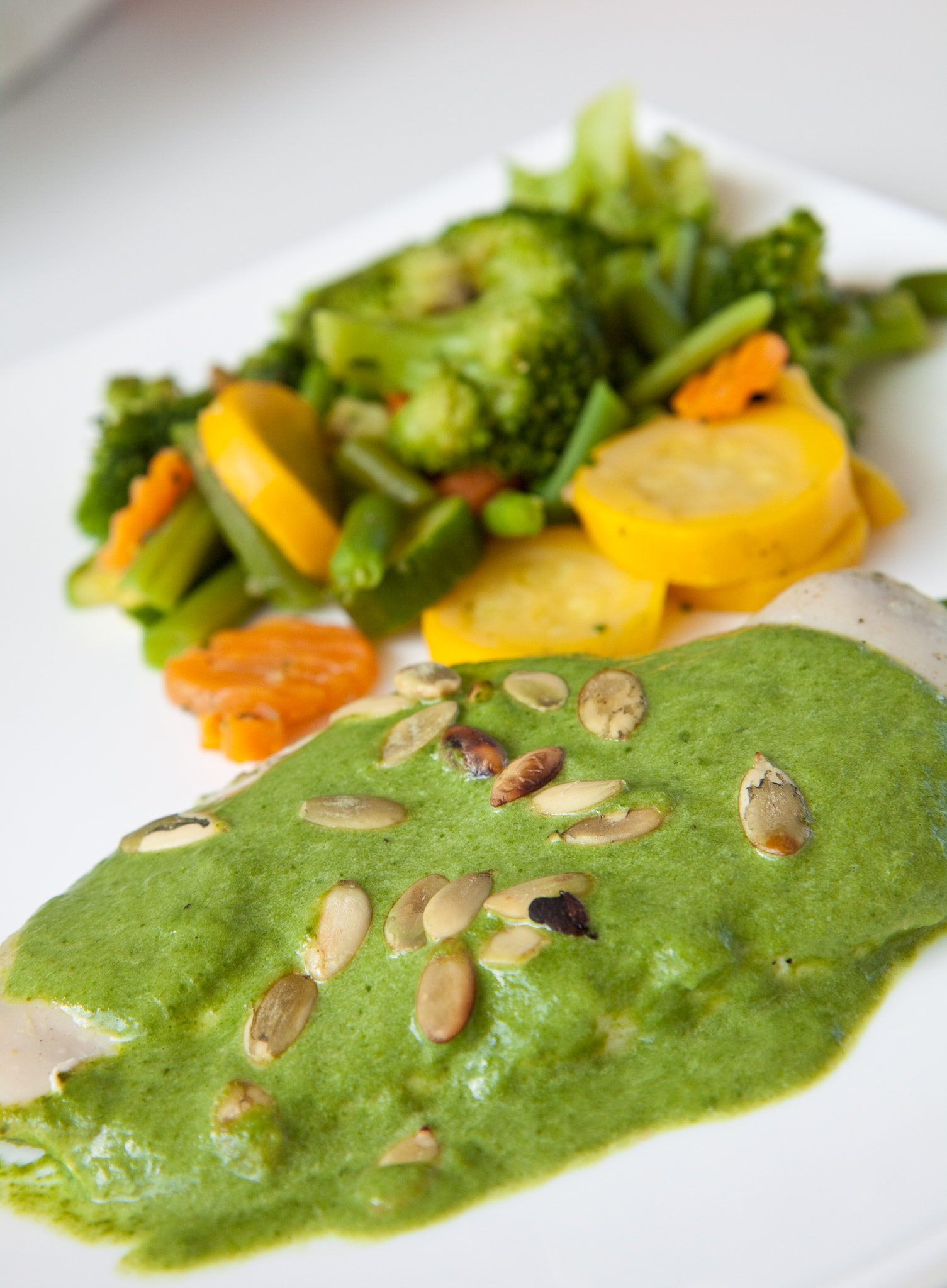 Canon EF-S 17-55mm F2.8 IS USM sample photo. Chicken in peas sauce photography