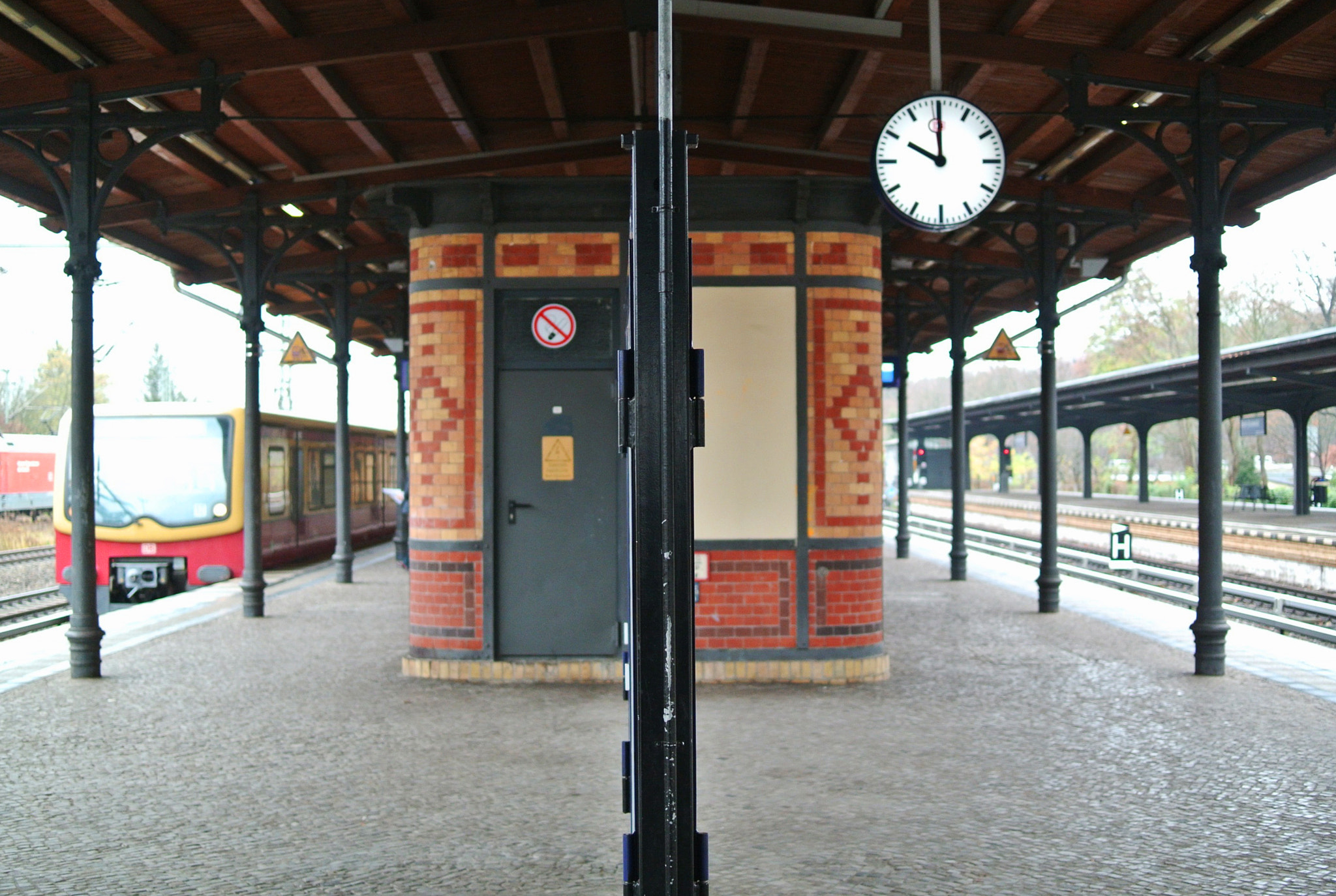 Nikon 1 V1 + Nikon 1 Nikkor 18.5mm F1.8 sample photo. Waiting photography