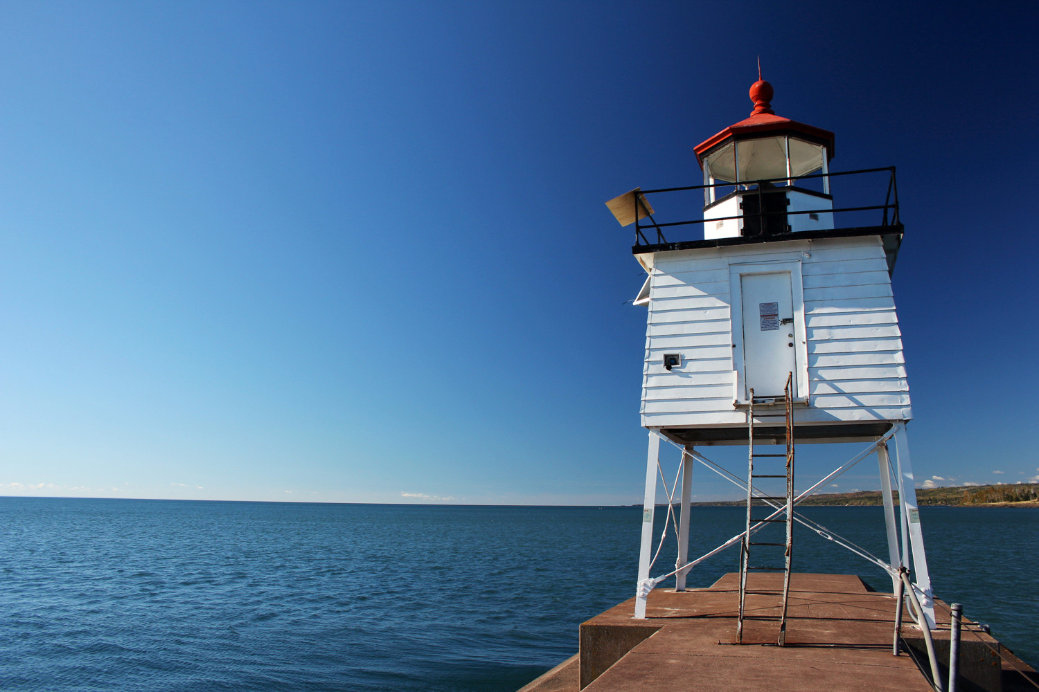 Canon EF-S 18-55mm F3.5-5.6 sample photo. Lake superior lighthouse photography