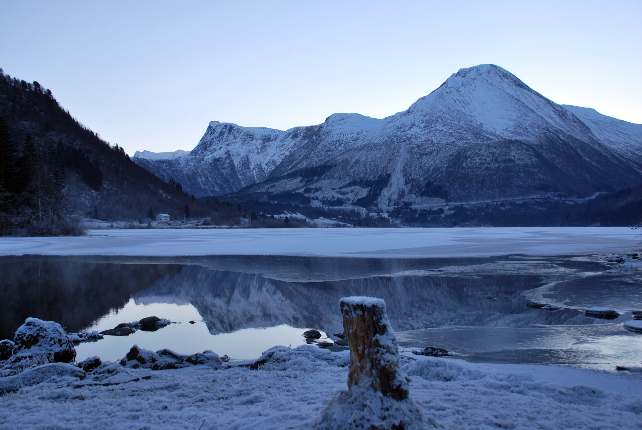 Nikon D60 + Sigma 18-200mm F3.5-6.3 DC sample photo. Stump by lake photography