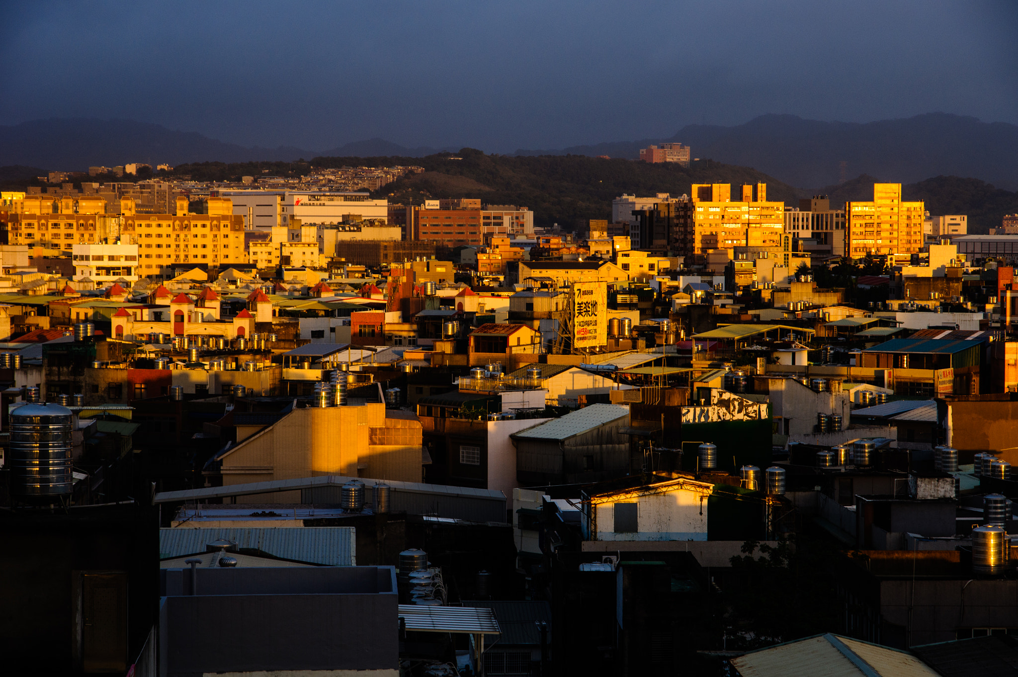 Sony SLT-A33 sample photo. Covered with gold color photography