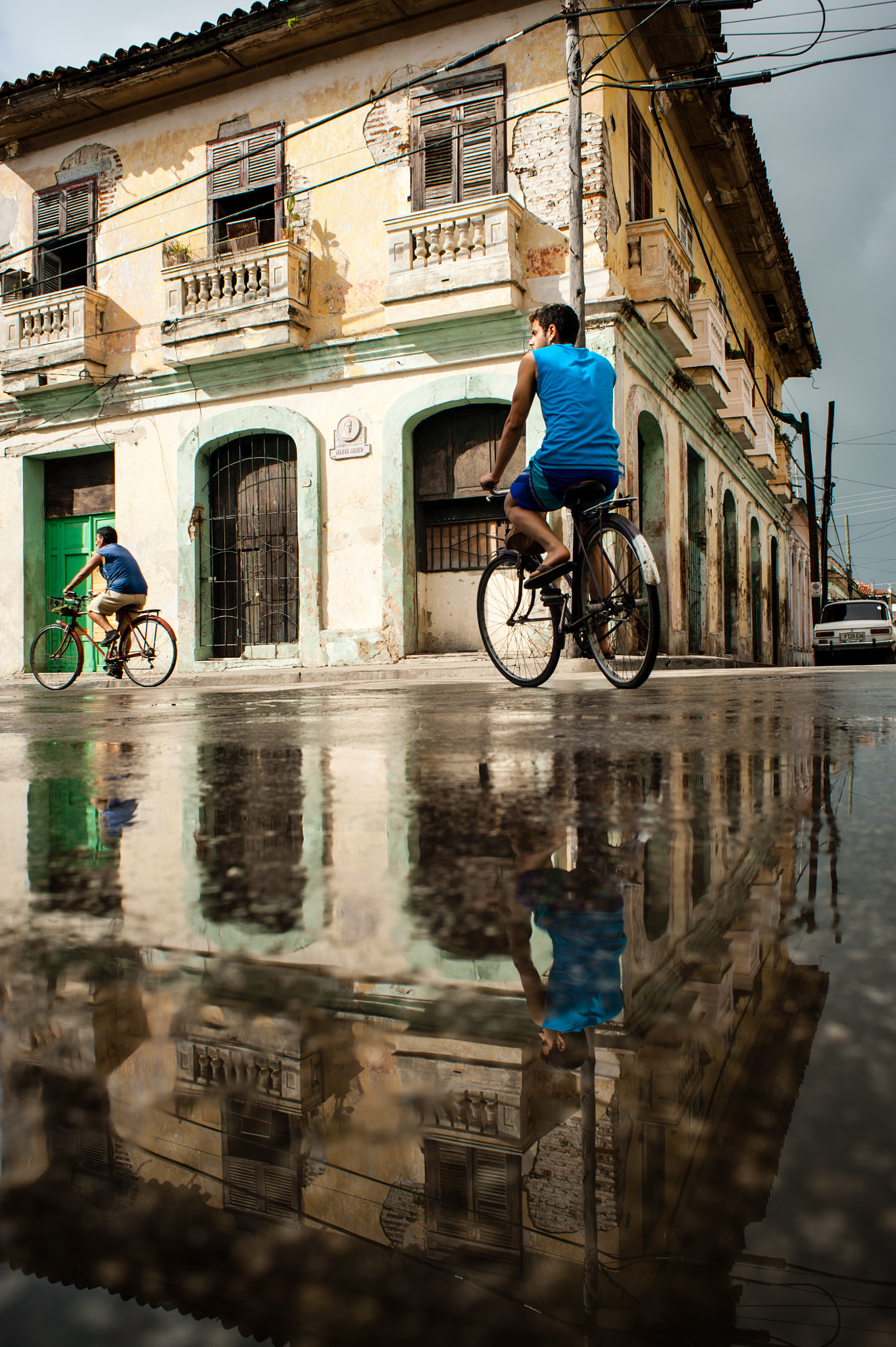 Nikon D700 + AF Nikkor 28mm f/2.8 sample photo. Cycling reflections @ cienfuegos photography