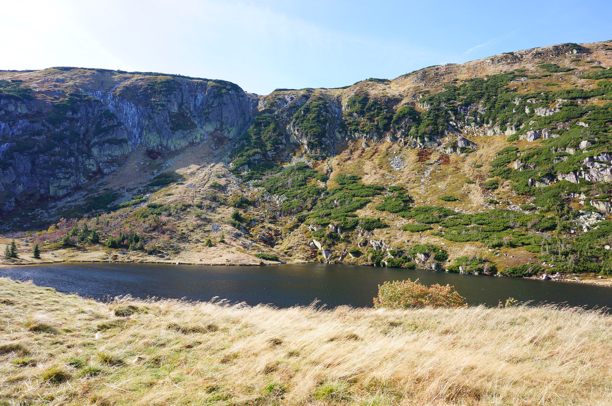 Sony E 16-50mm F3.5-5.6 PZ OSS sample photo. Grass and hills of the karkonosze mountains in poland photography